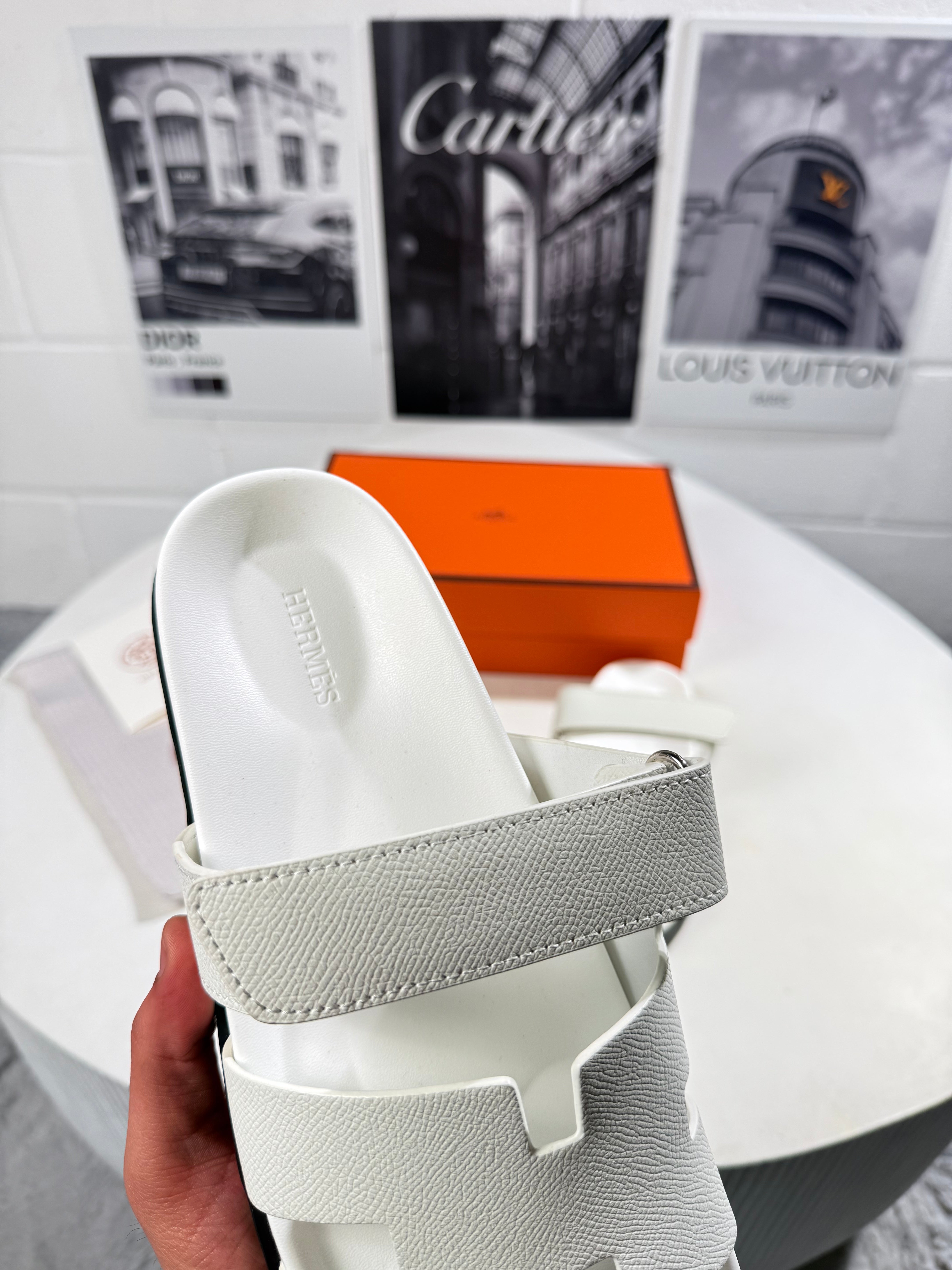 HRMS WHITE SLIDES MENS