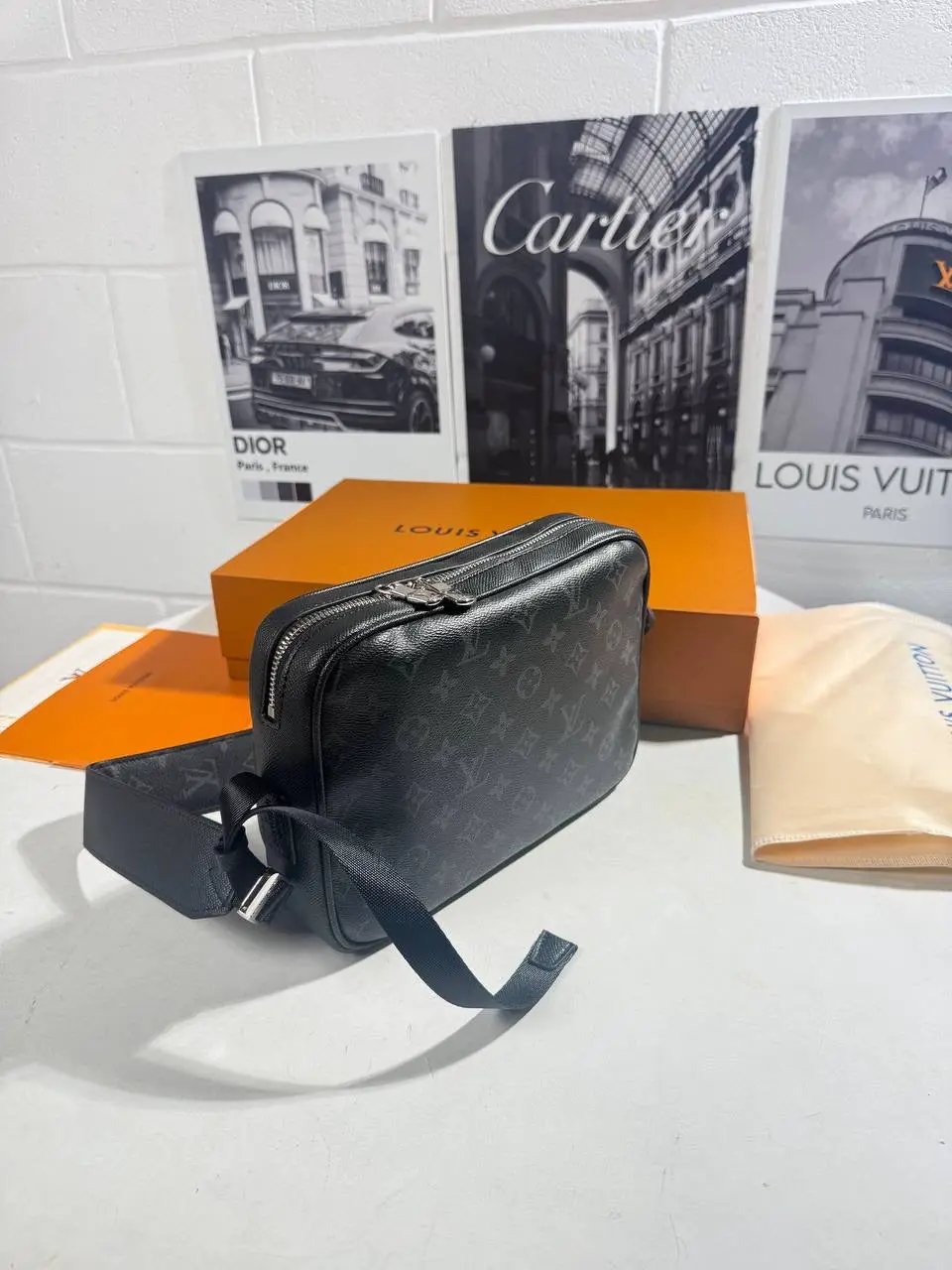 LVE OUTDOOR MESSENGER BAG
