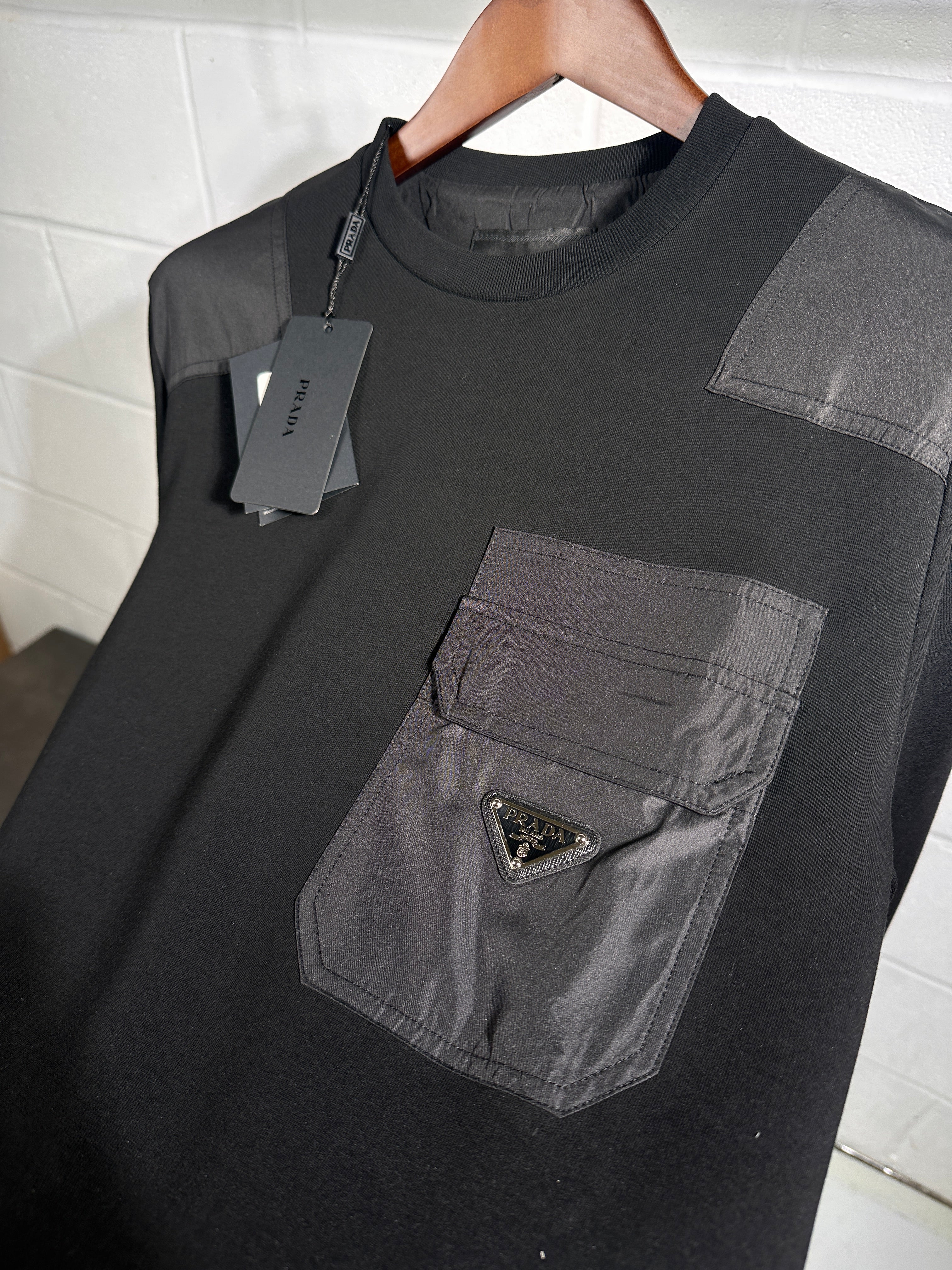 Pull noir Prada avec logo de poche