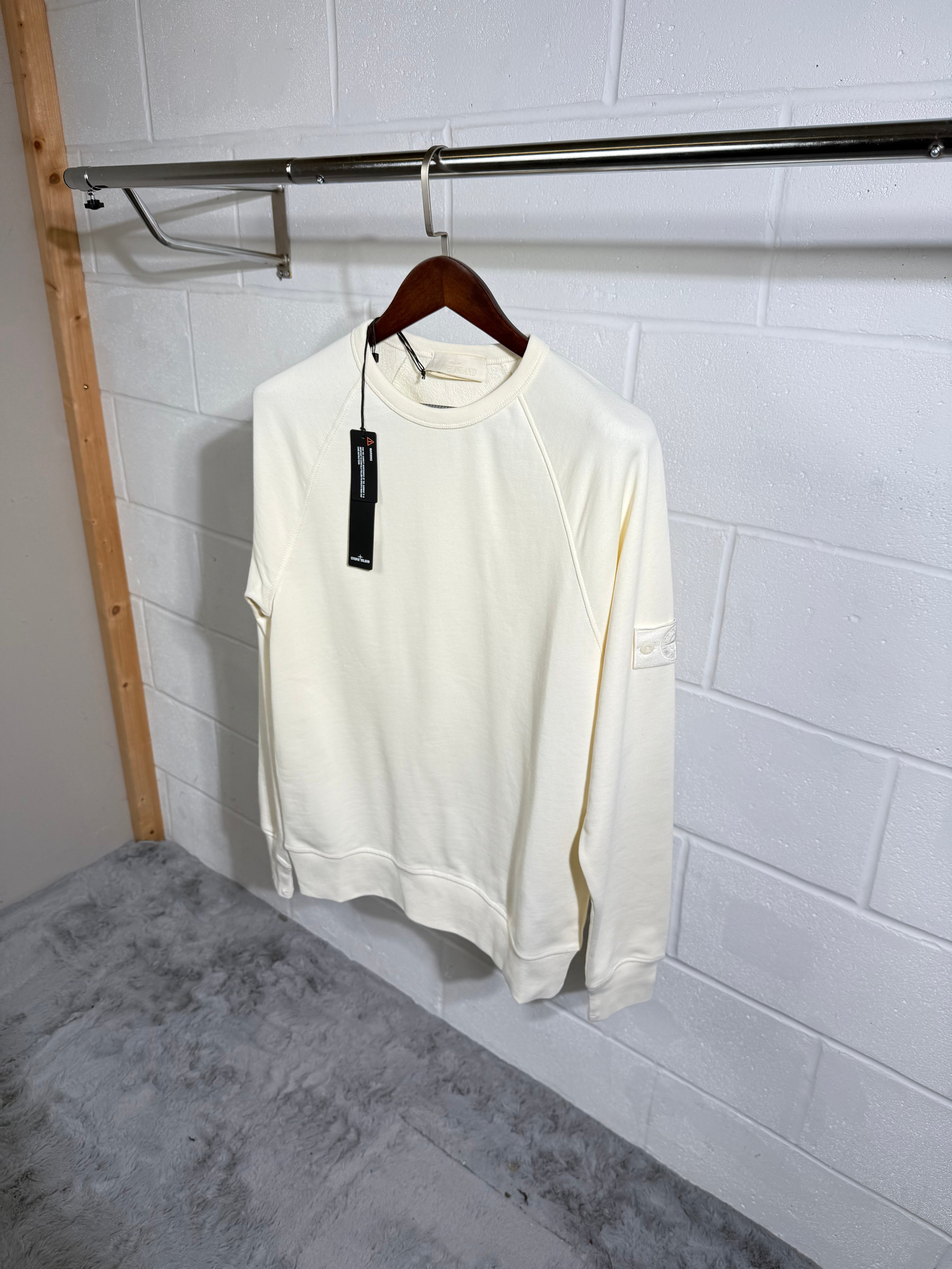 Pull beige avec badge fantôme SI