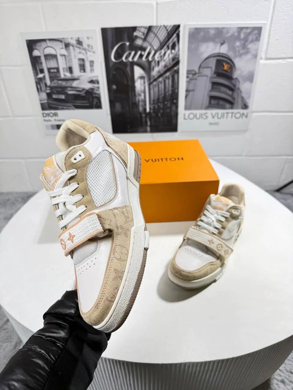 LVE LOGO BEIGE by Stock supplier