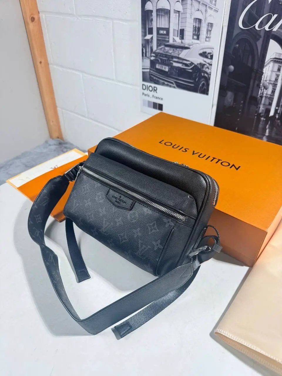 LVE OUTDOOR MESSENGER BAG