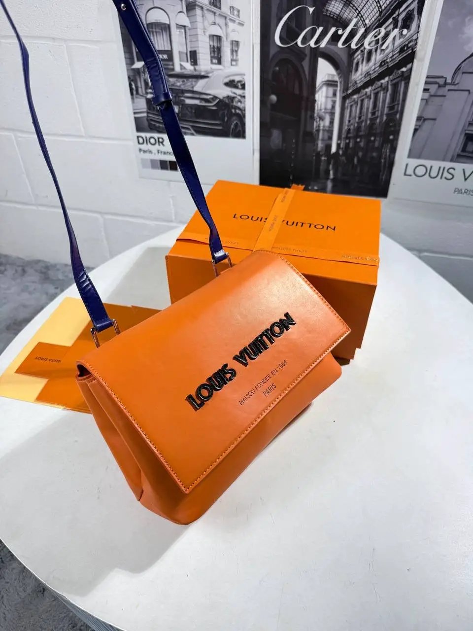 LVE TAKEOUT MESSENGER BAG