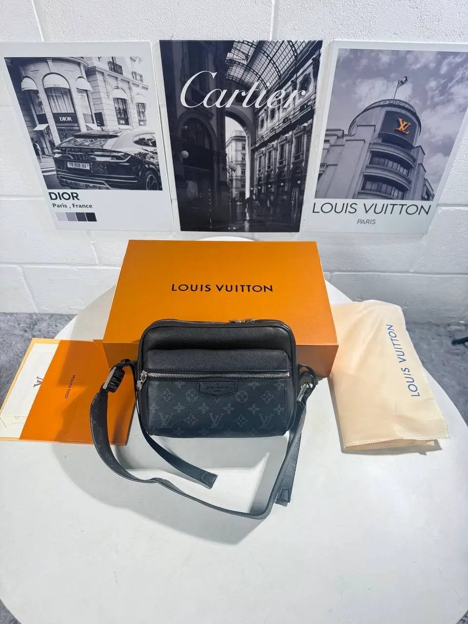 LVE OUTDOOR MESSENGER BAG