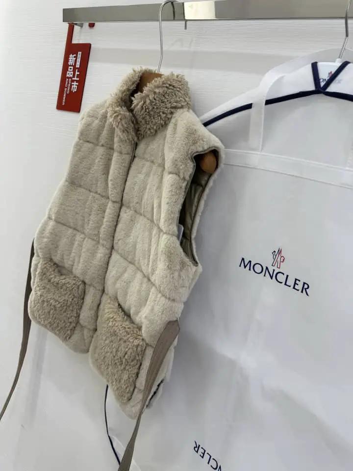 MNC FUR VEST (pre-order) by Stock supplier