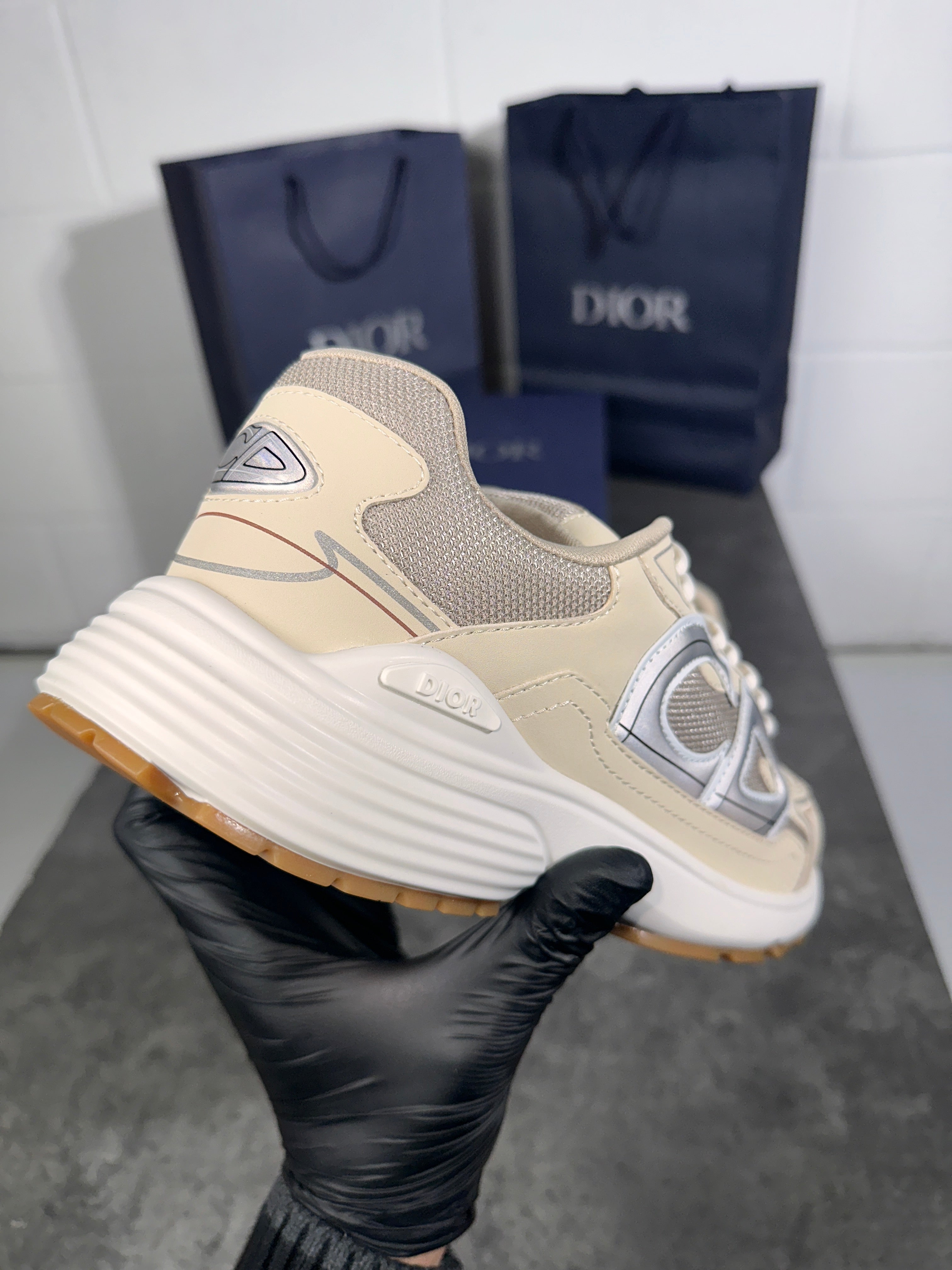 B30 beige n white