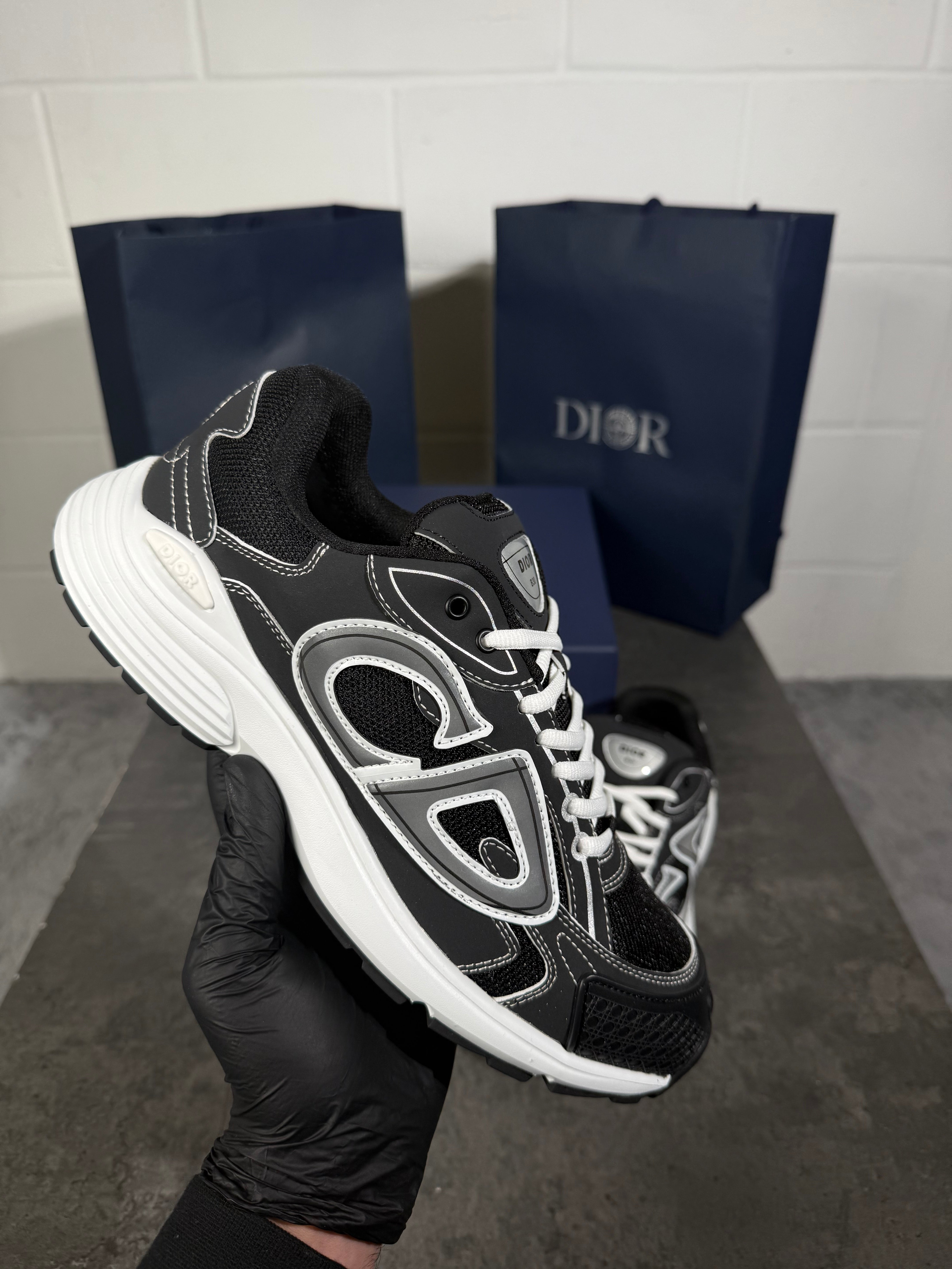SI x B30 black and white