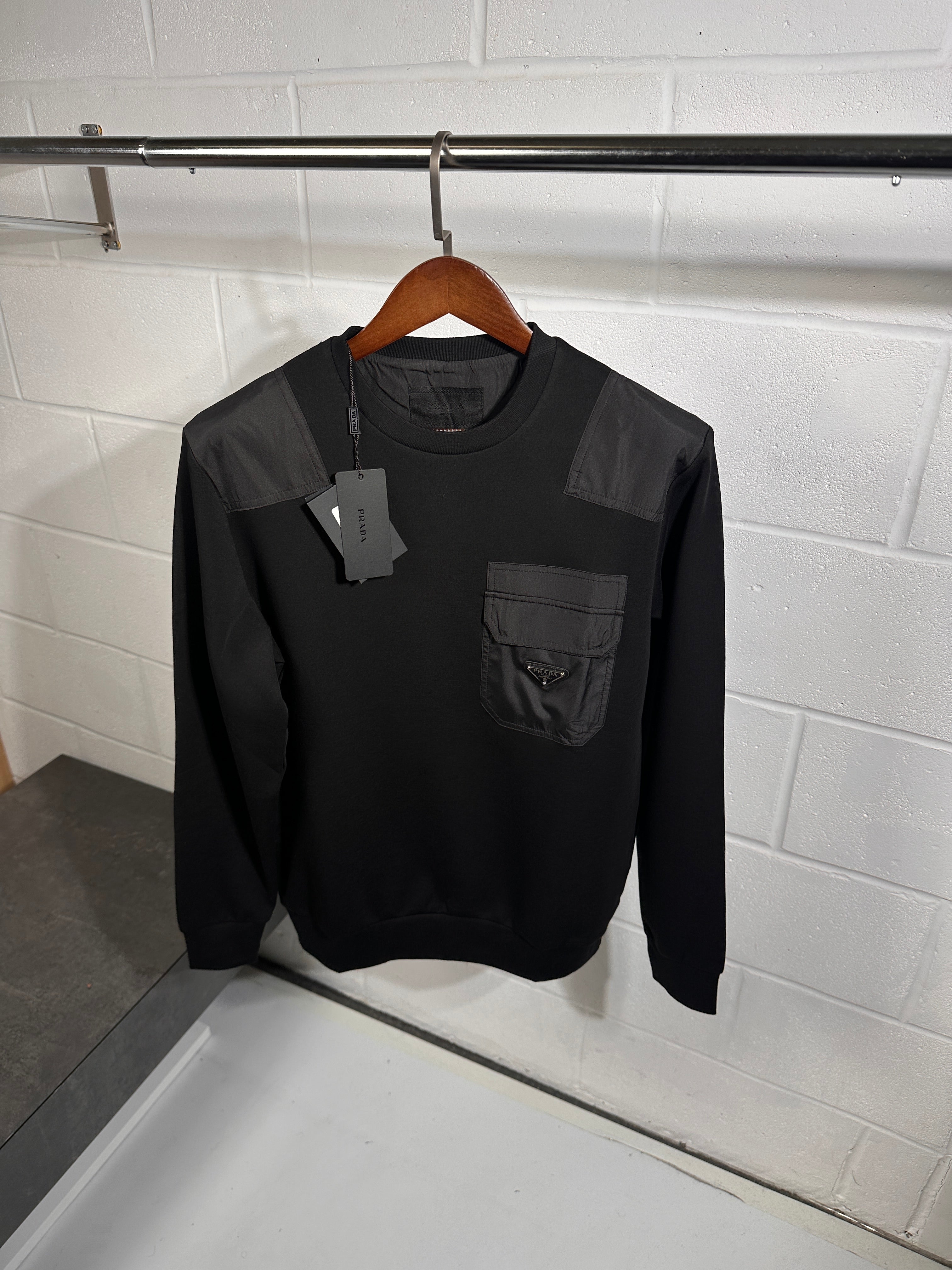 Pull noir Prada avec logo de poche