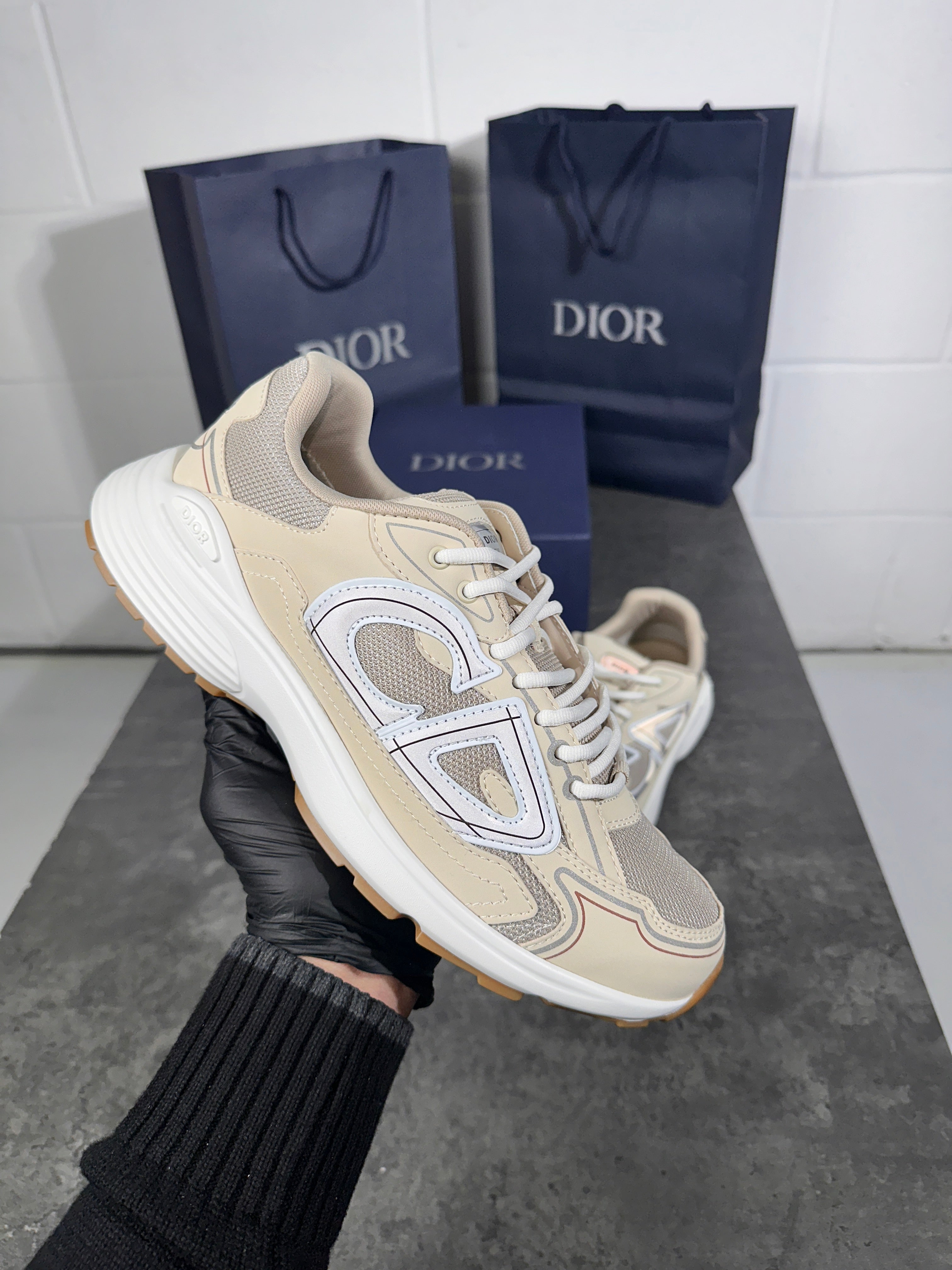 B30 beige n white