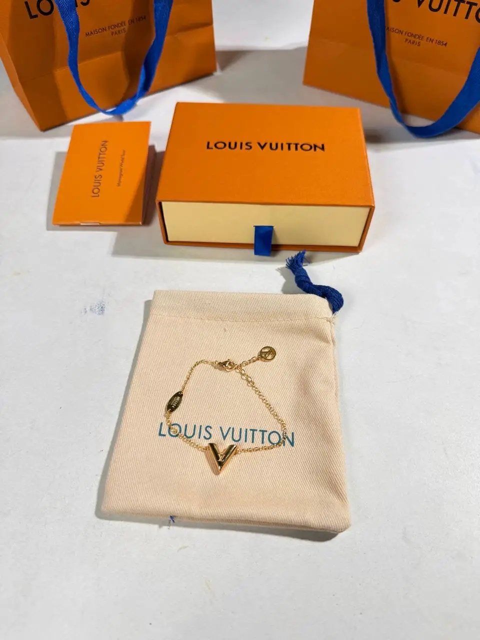 LVE V SUPPLE BRACELET by Stock supplier