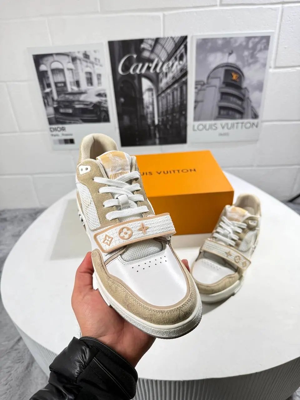 LVE LOGO BEIGE by Stock supplier