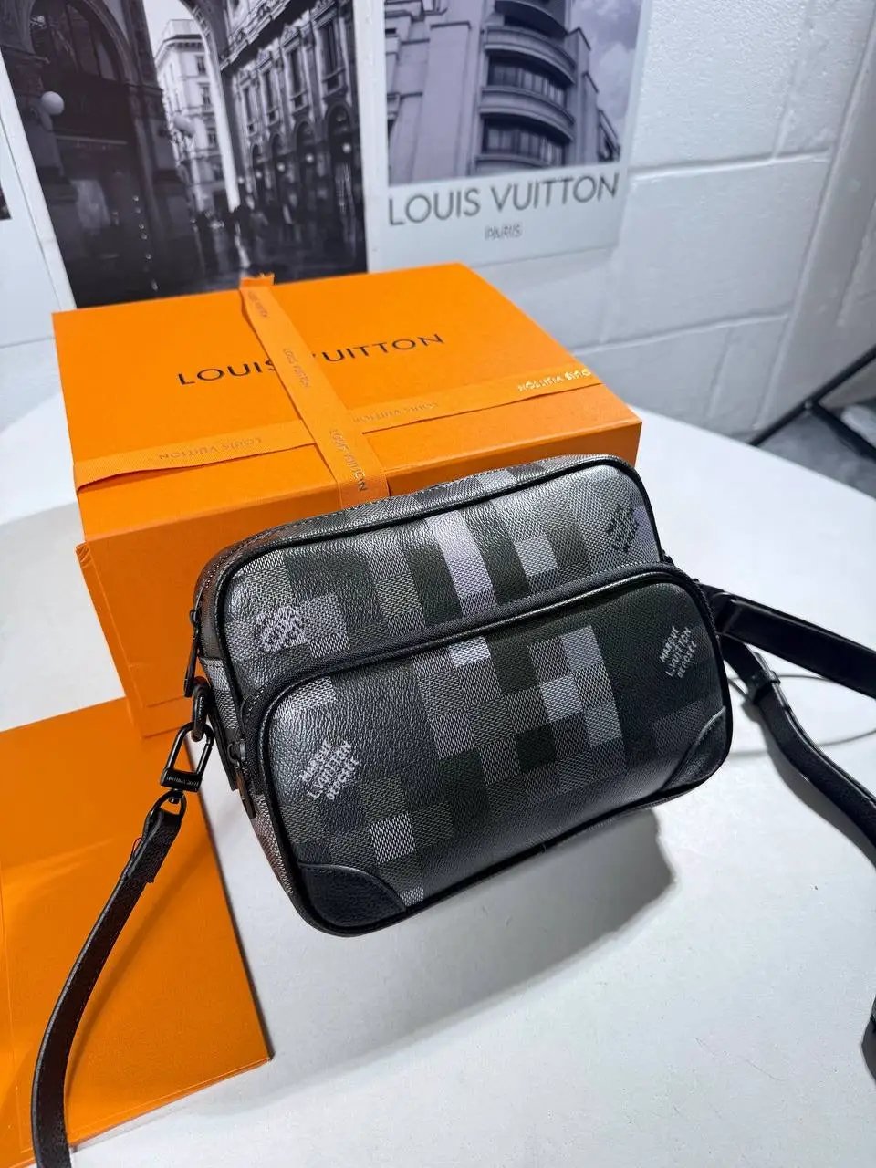 LVE DAMIER MESSENGER BAG