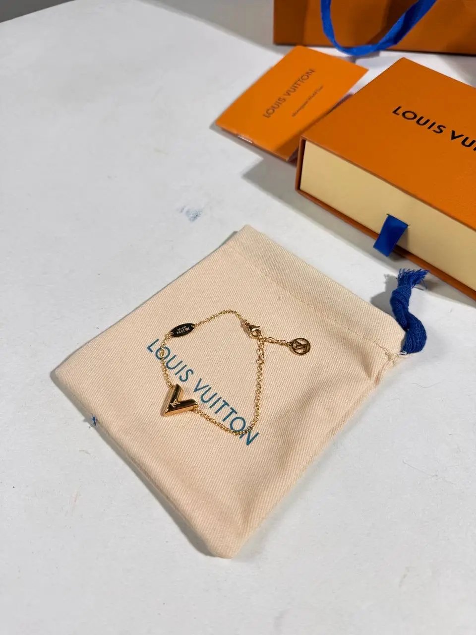 LVE V SUPPLE BRACELET by Stock supplier