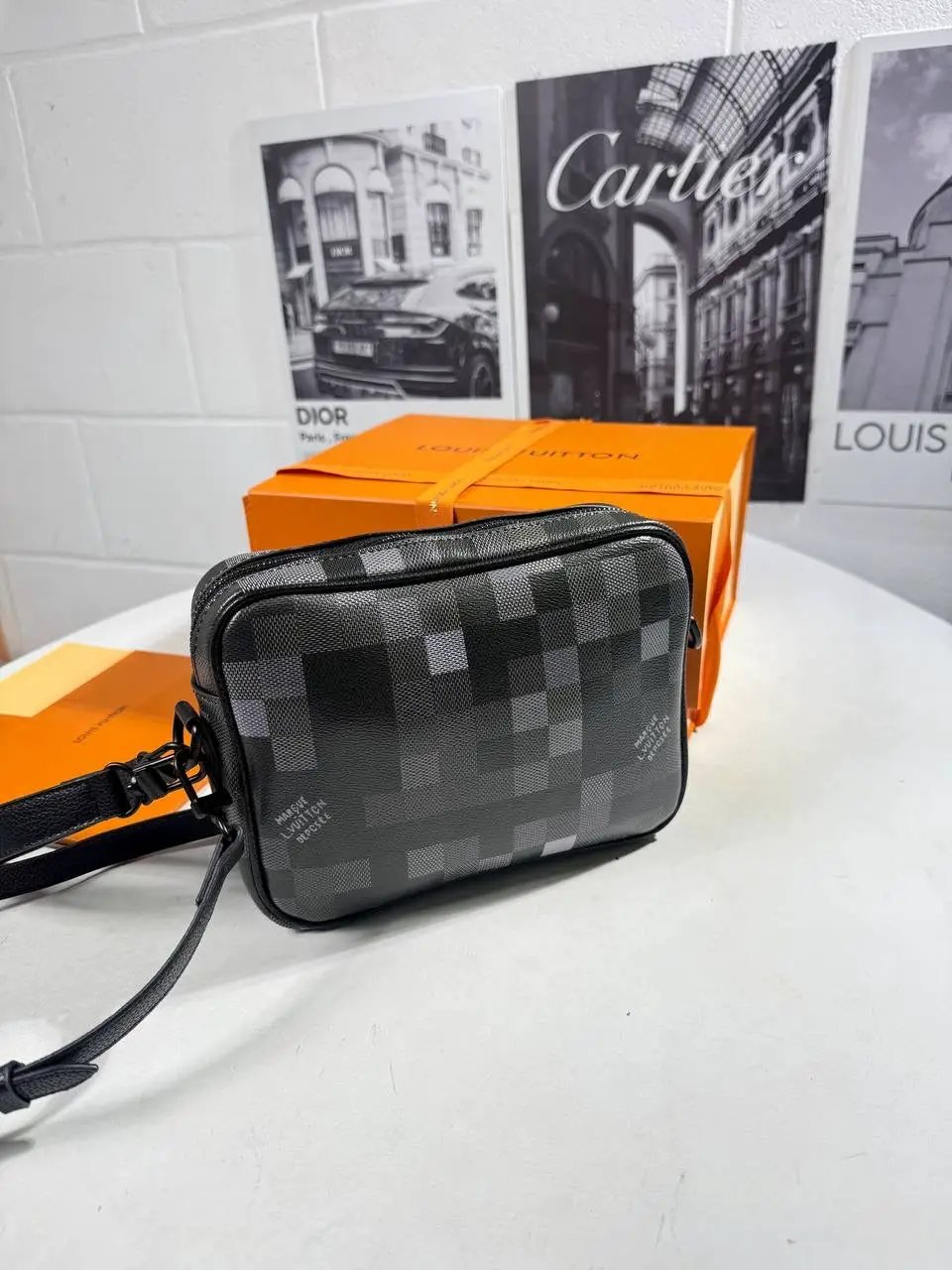 LVE DAMIER MESSENGER BAG