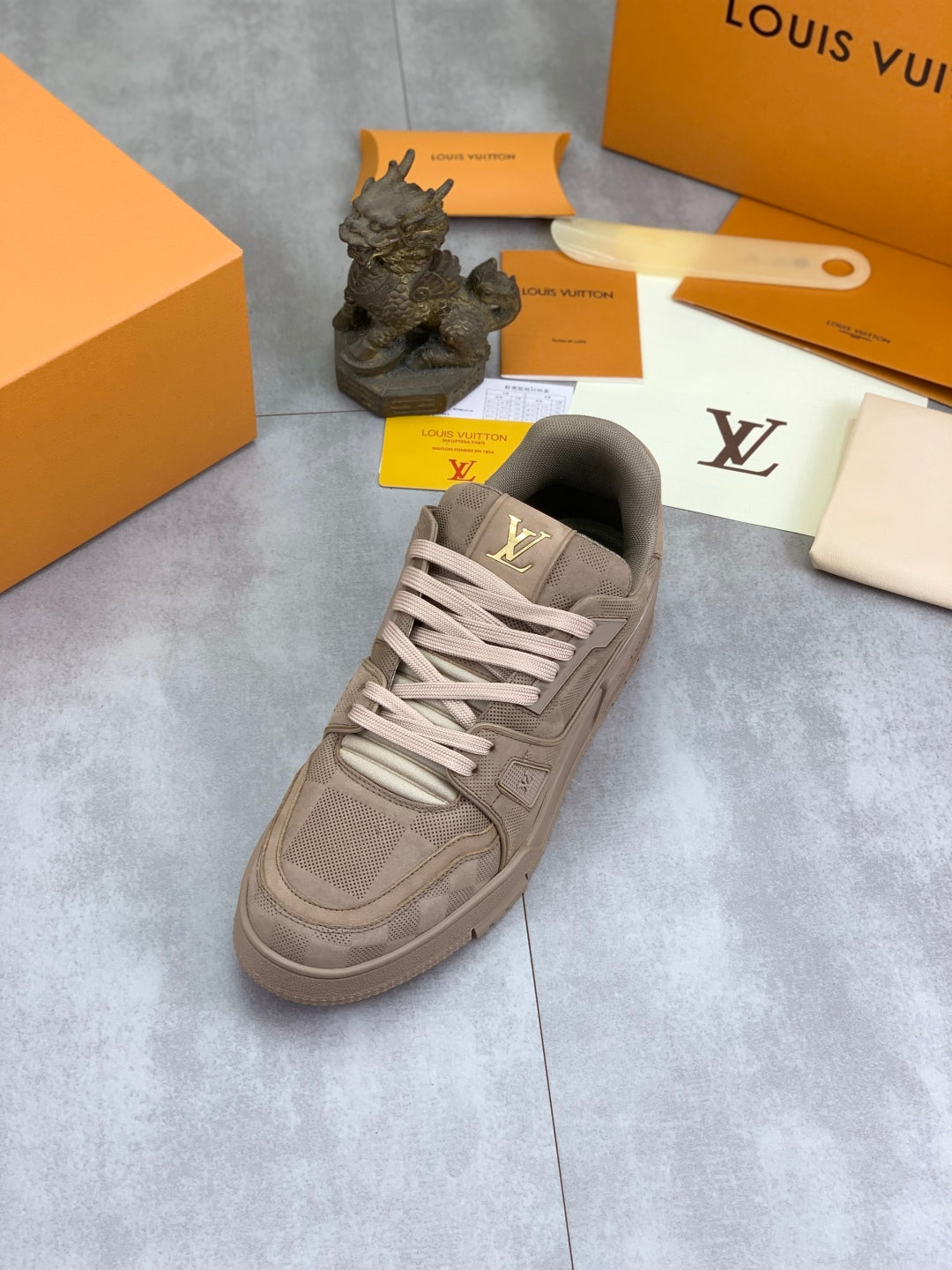 LVE TRAINERS (pre-order)