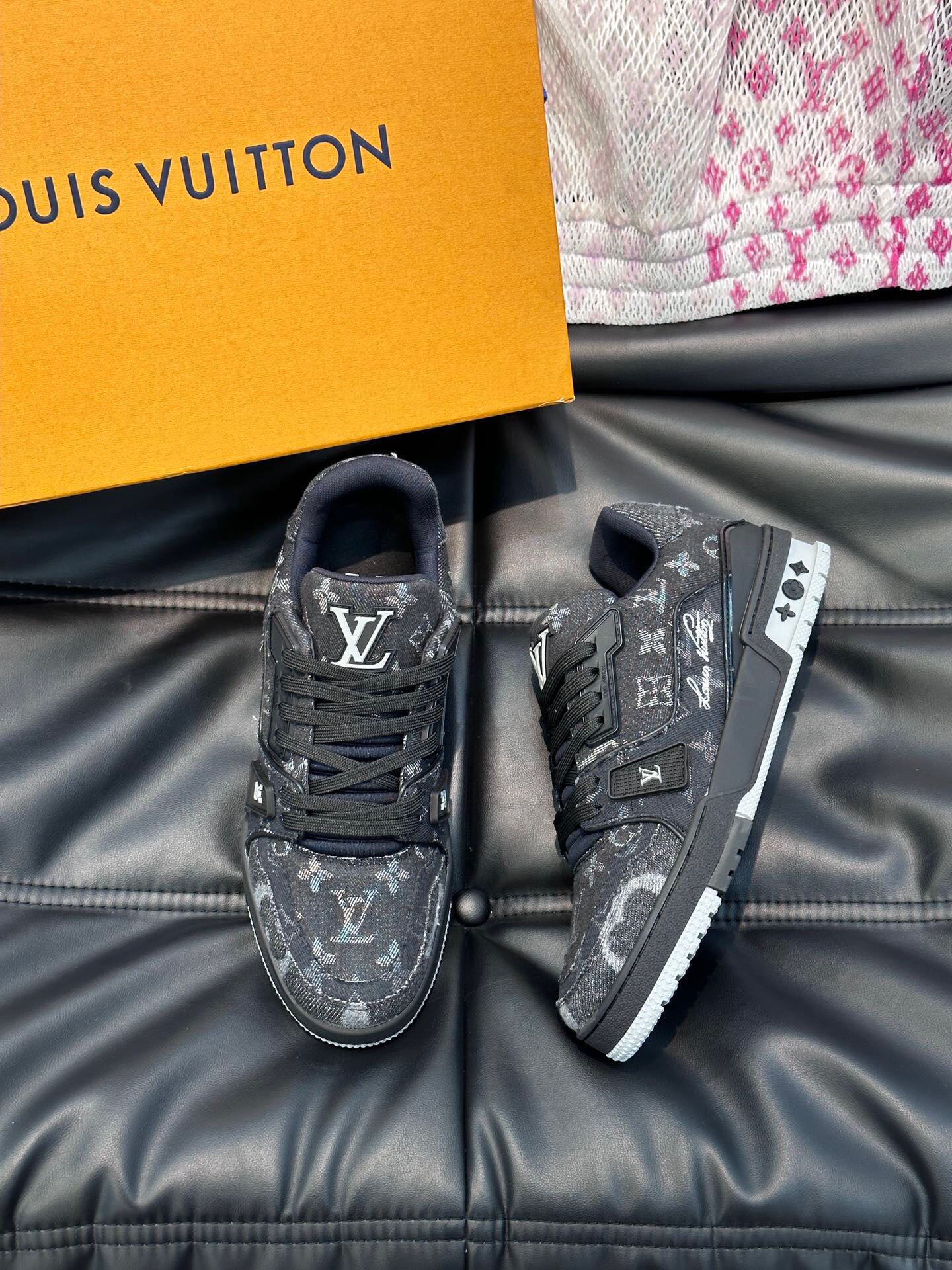 LVE TRAINERS BLACK (pre-order)