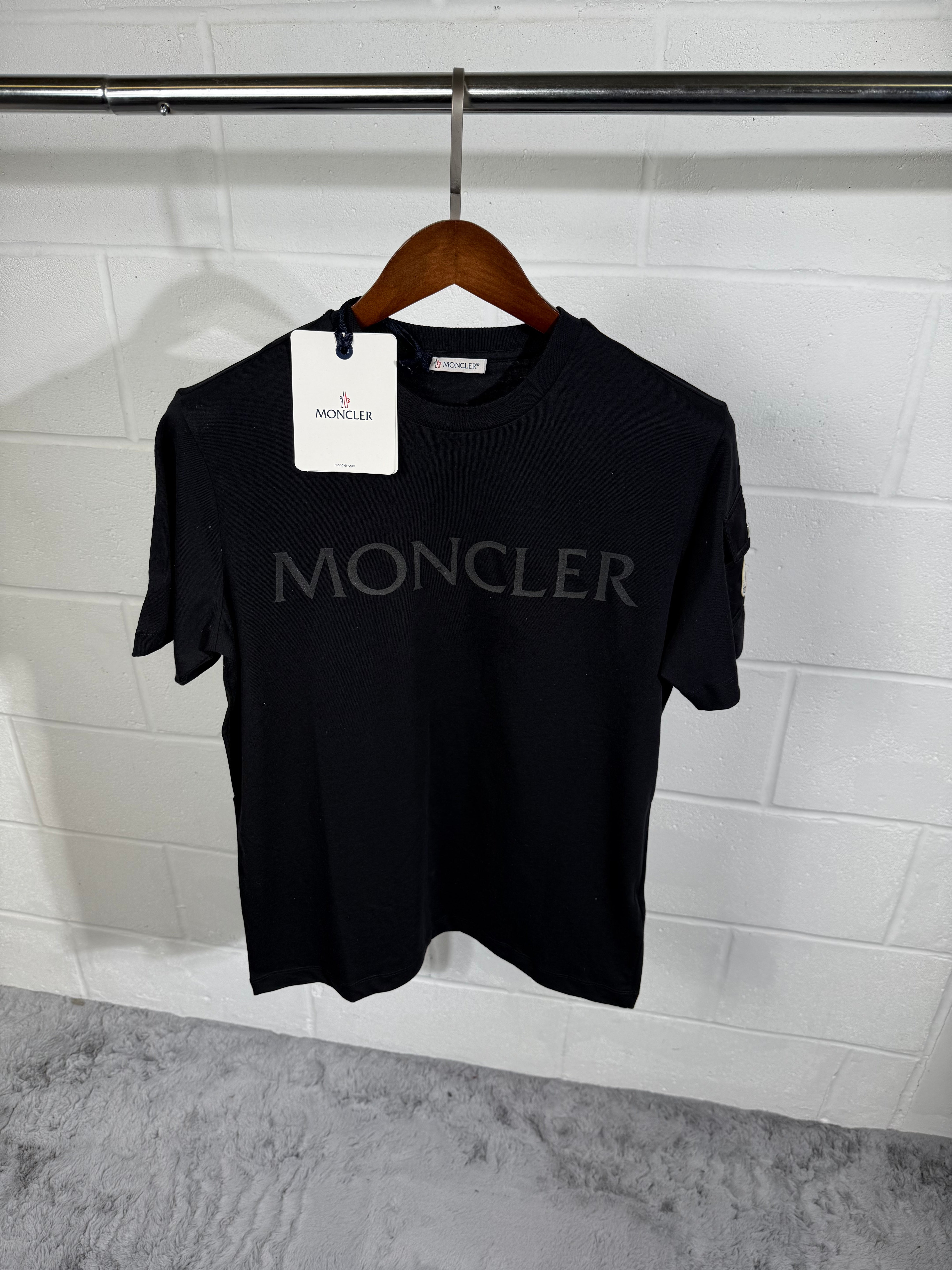MNCLR POCKET LOGO TEE BLACK