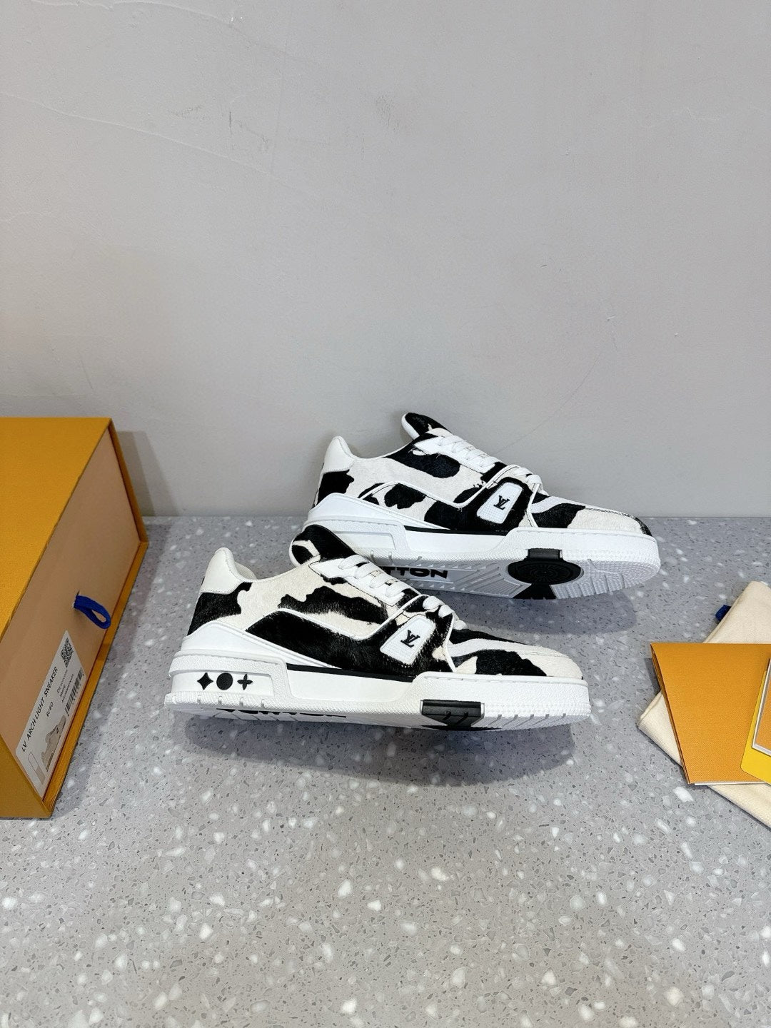 LVE TRAINERS (pre-order)