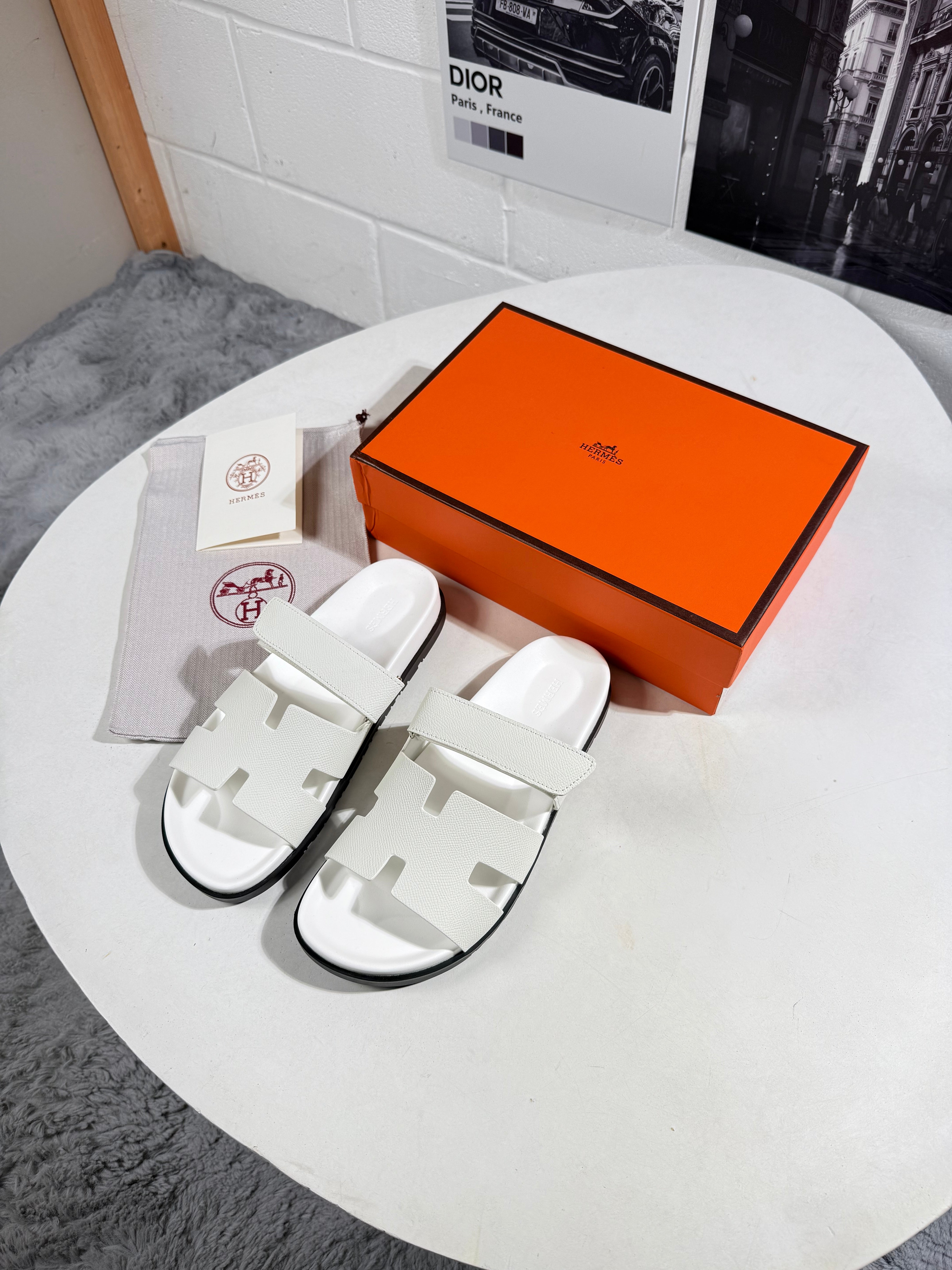 HRMS WHITE SLIDES MENS