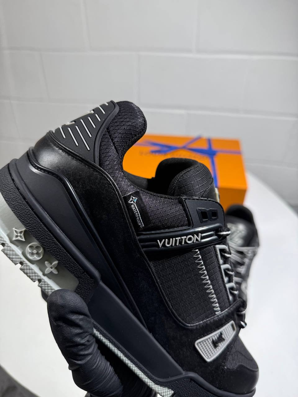 LVE TRAINER BLACK