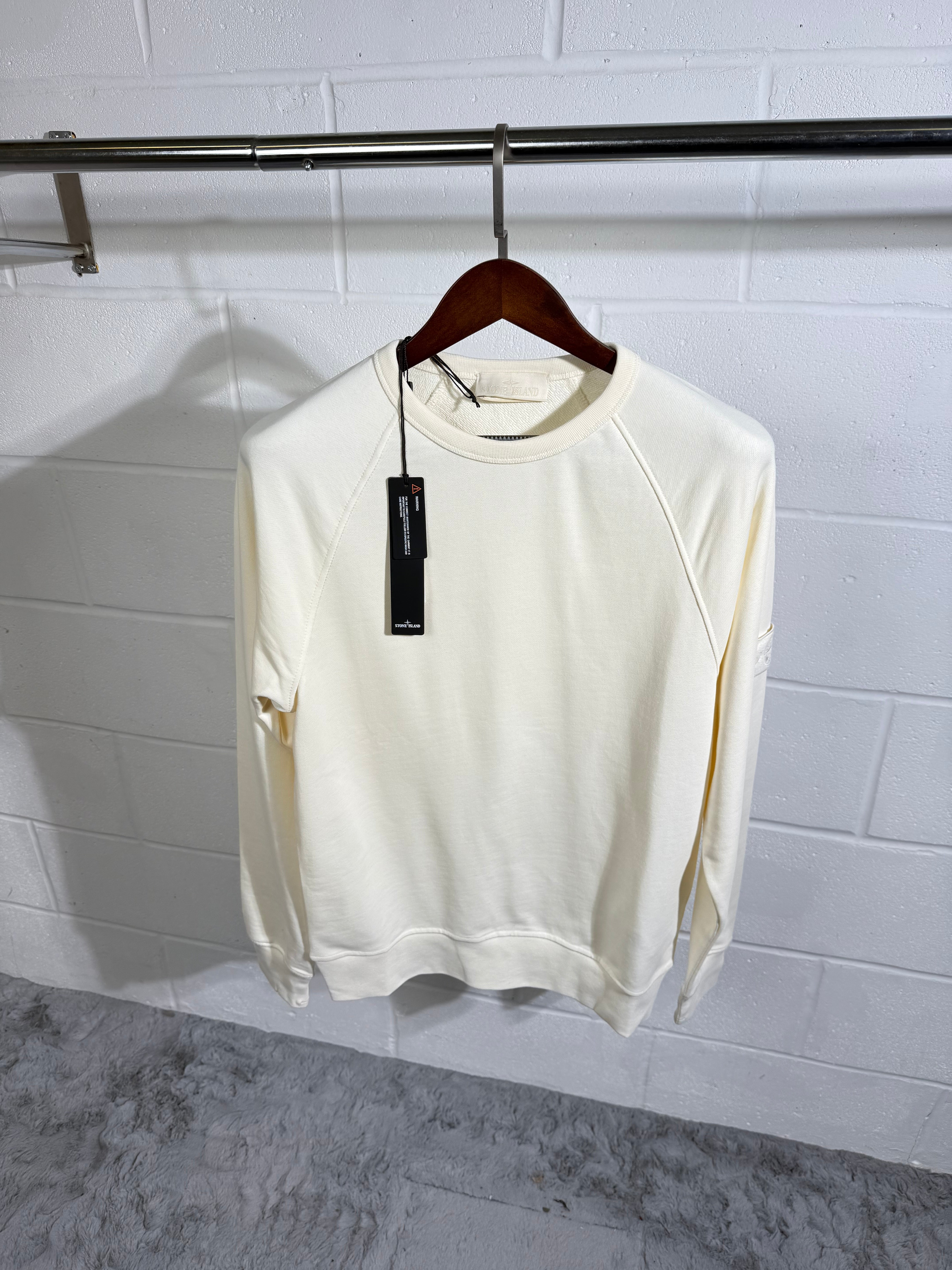 Pull beige avec badge fantôme SI