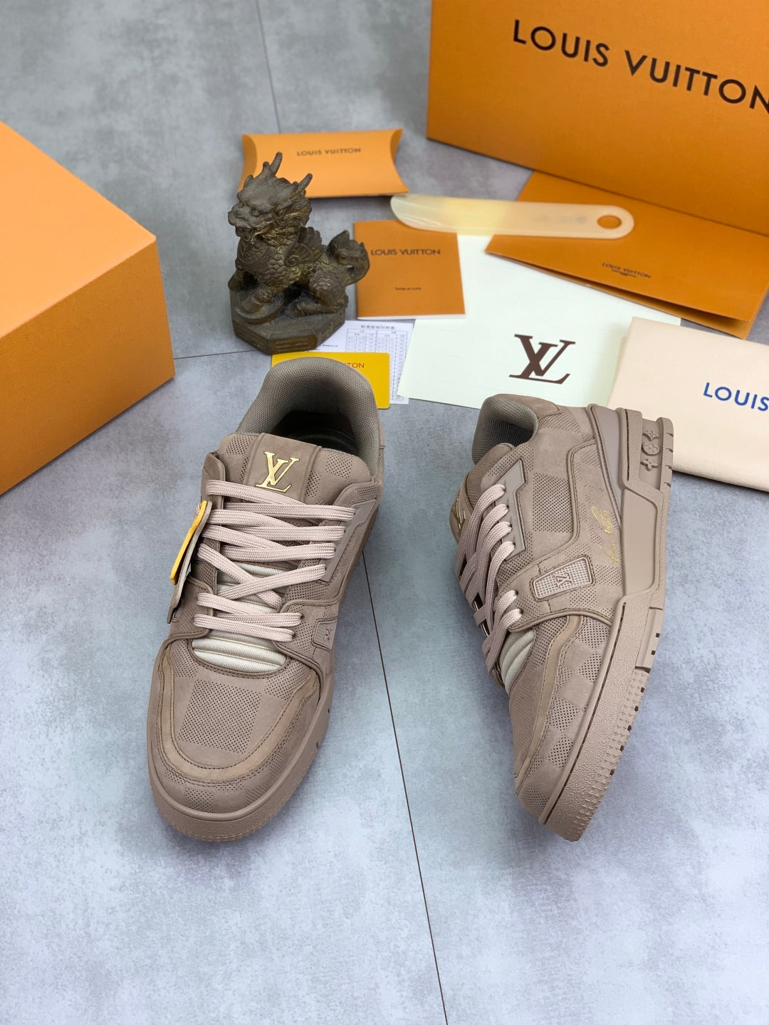 LVE TRAINERS (pre-order)