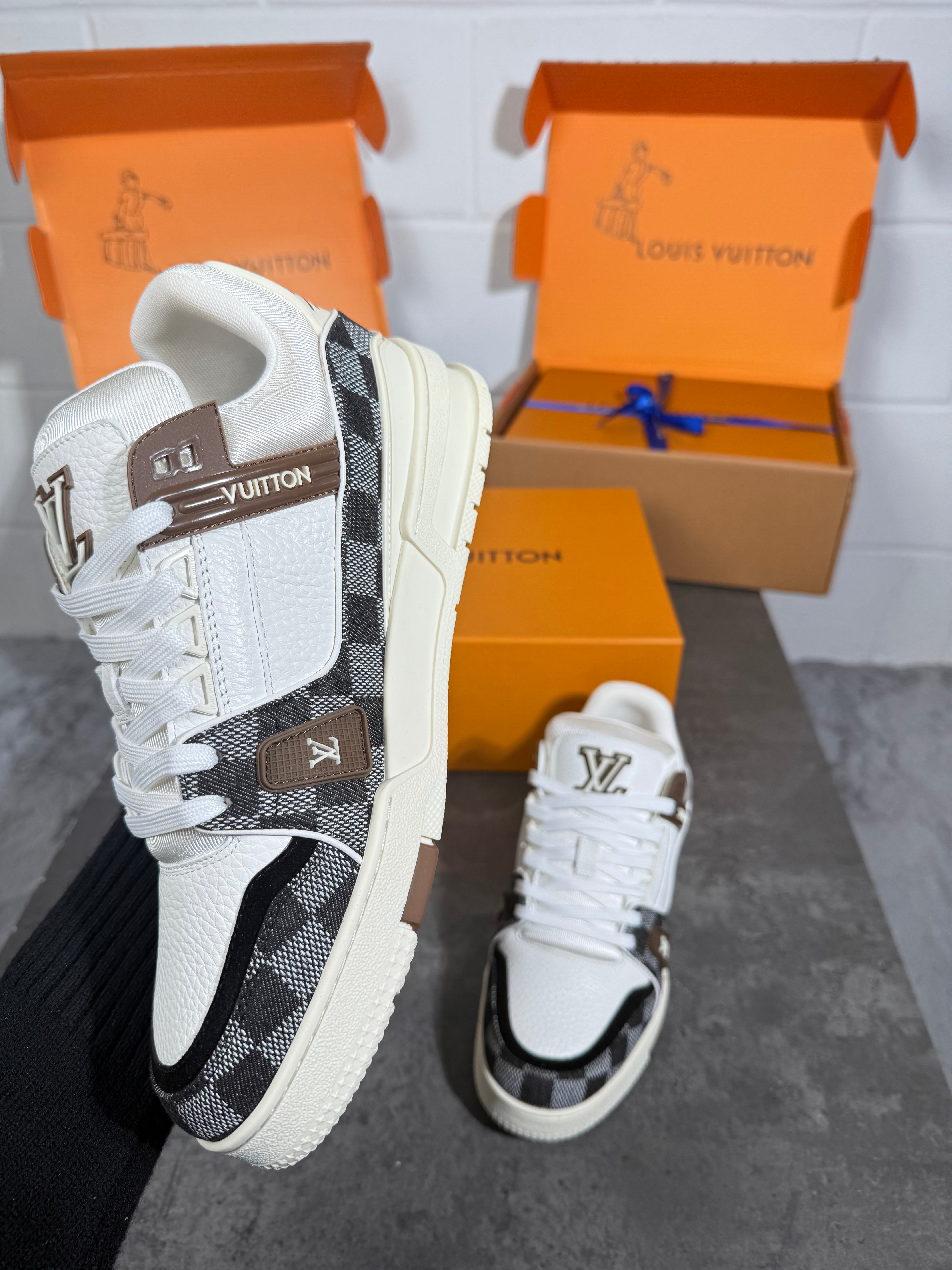 Lv check trainer brown