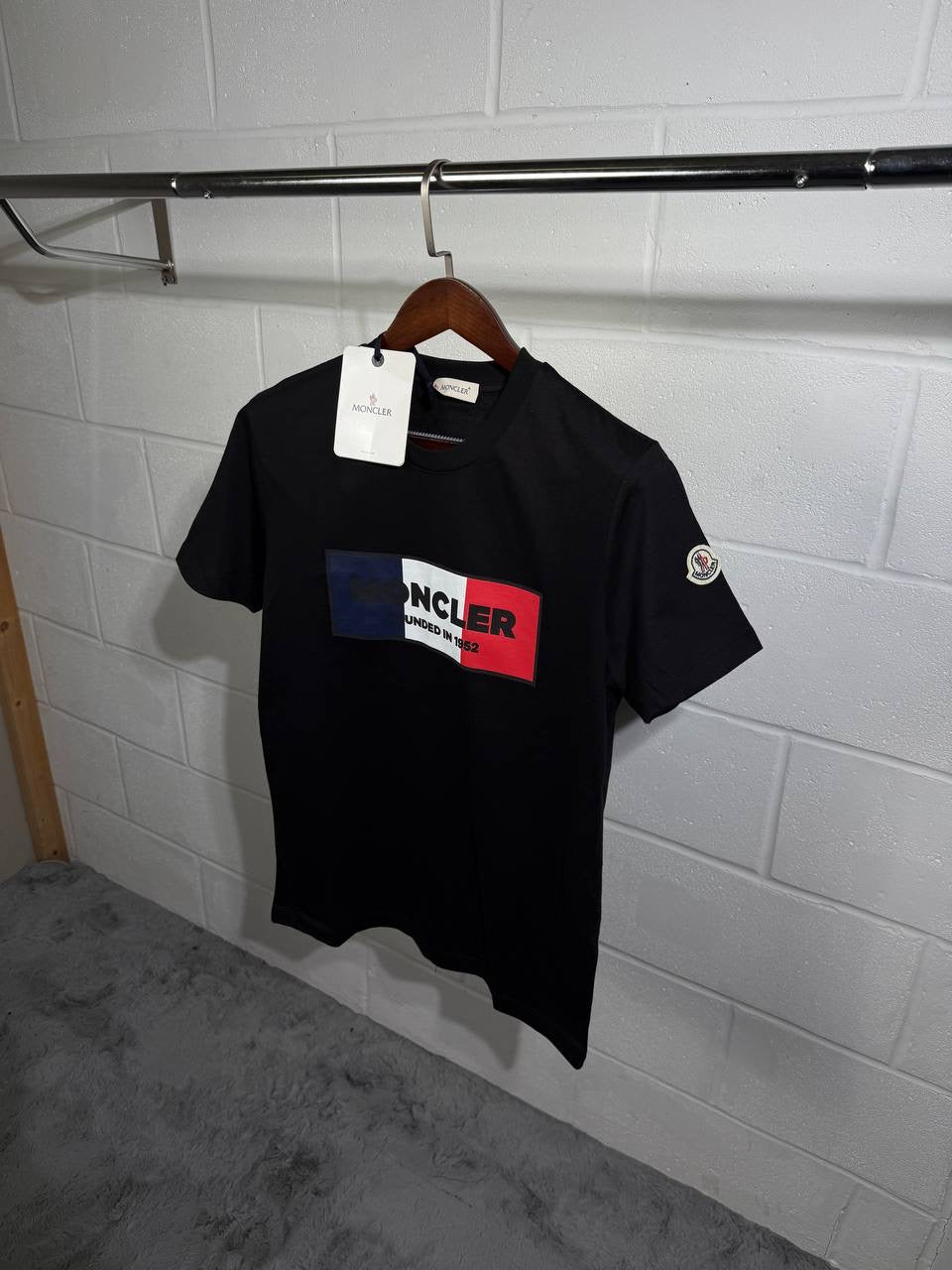 MNCLR FLAG LOGO TEE