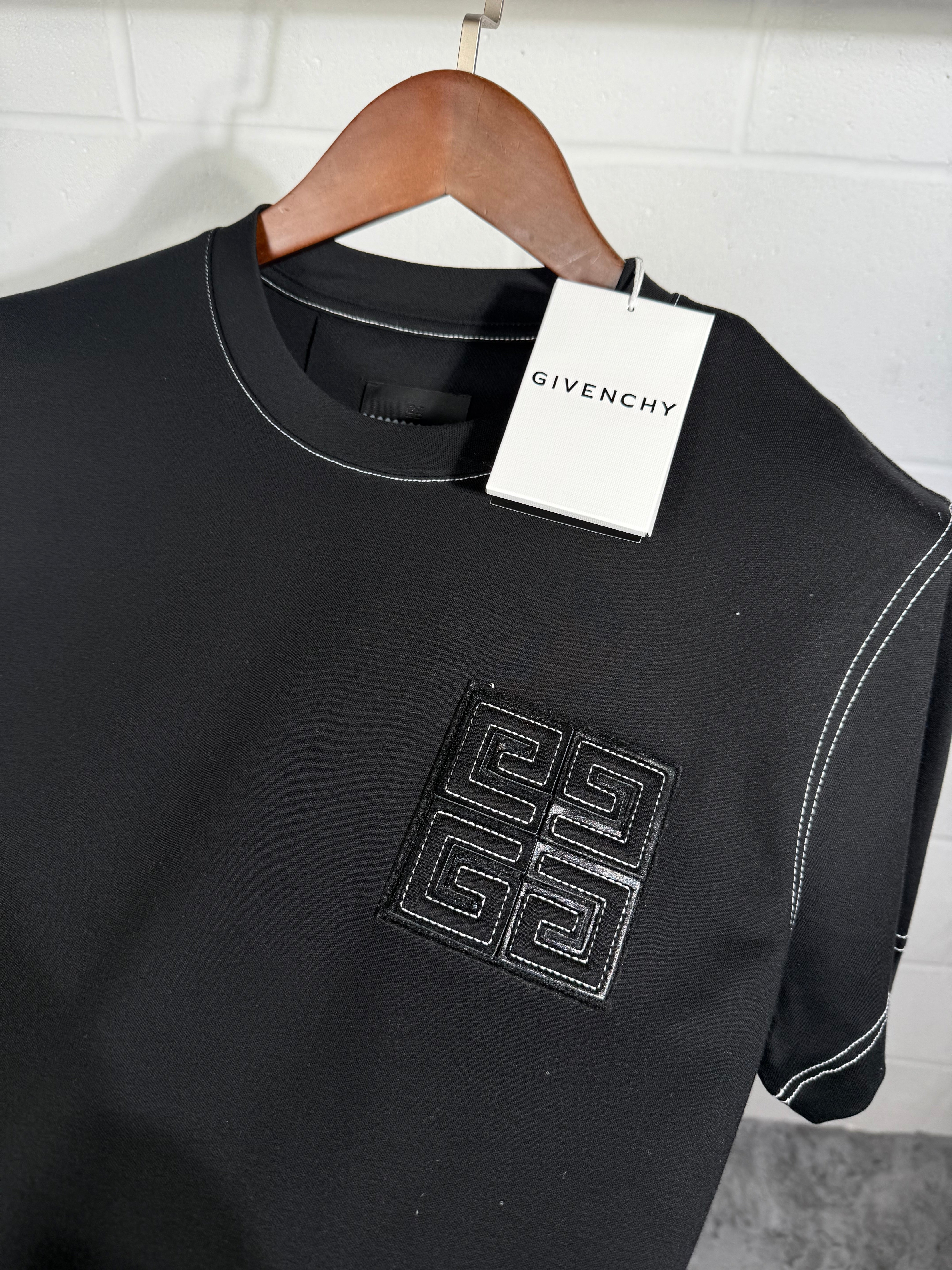 GVNCHY BLACK T SHIRT