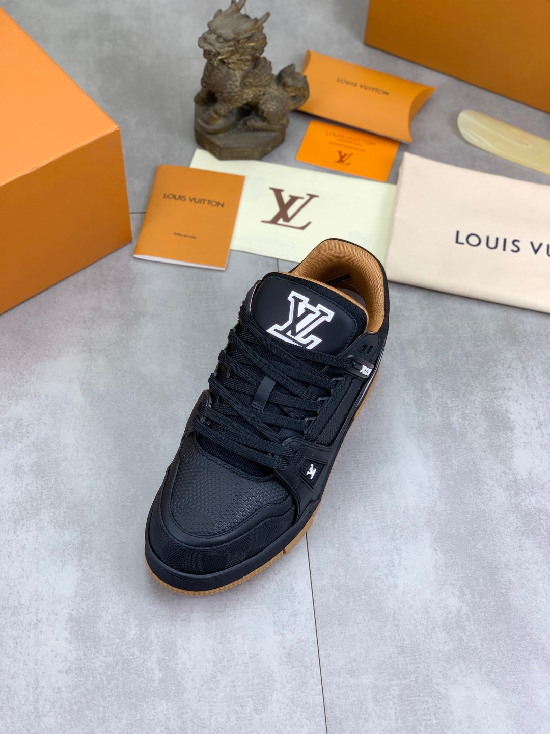 LVE TRAINERS (pre-order)