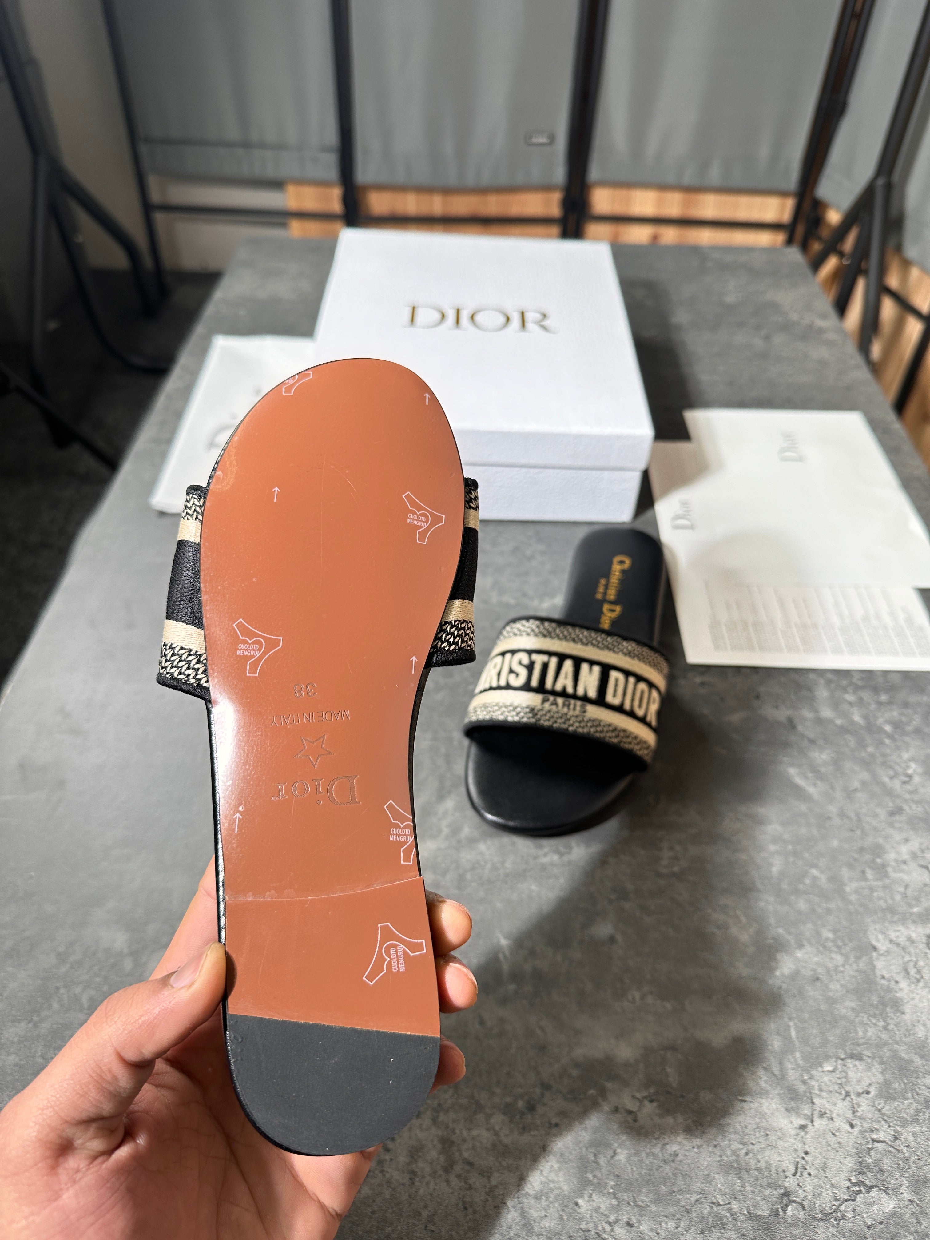 ChriS IOR - slides black