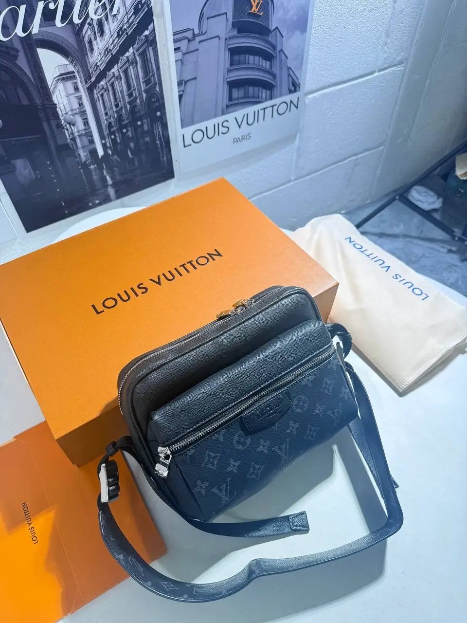 LVE OUTDOOR MESSENGER BAG