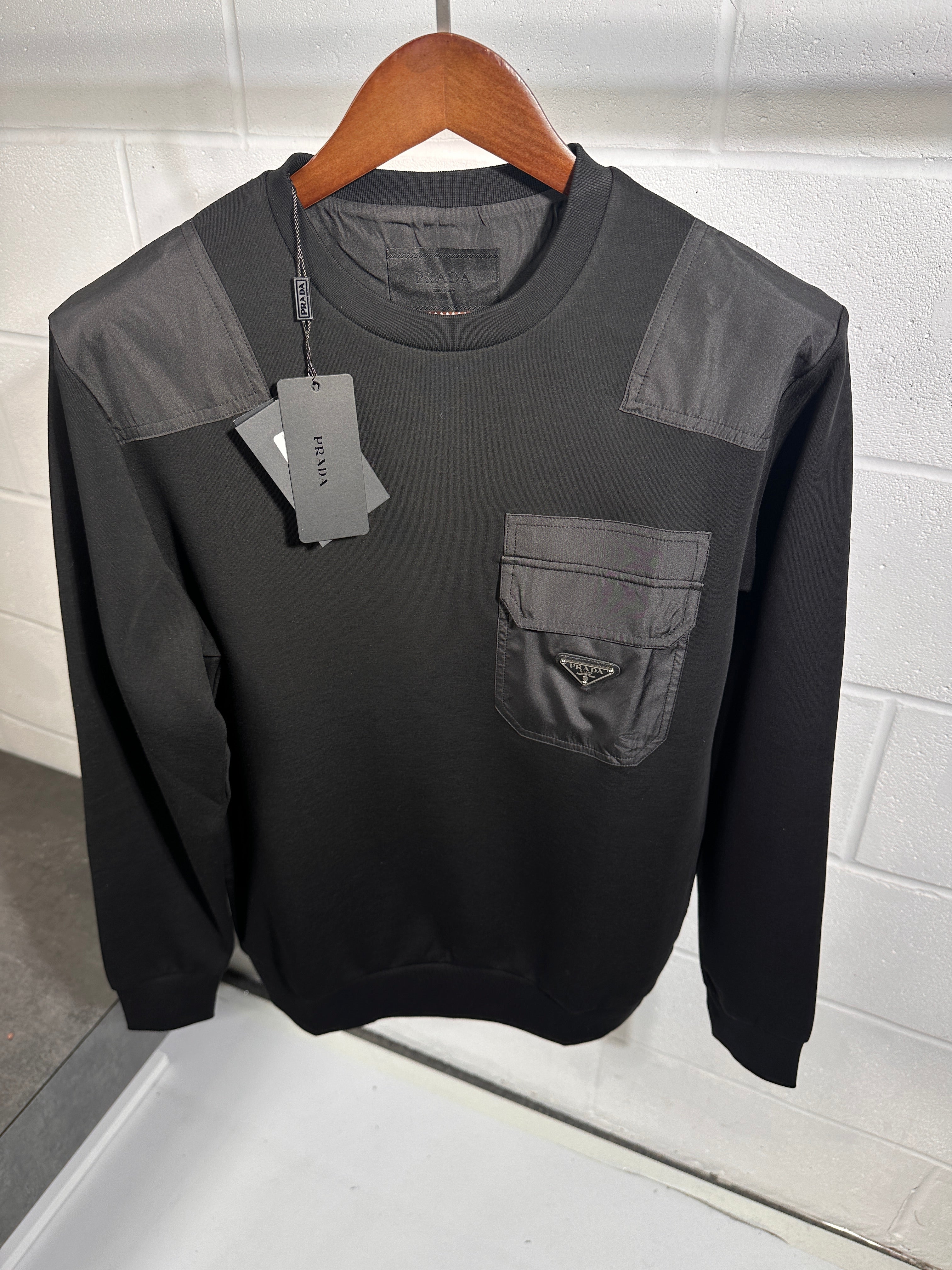 Pull noir Prada avec logo de poche