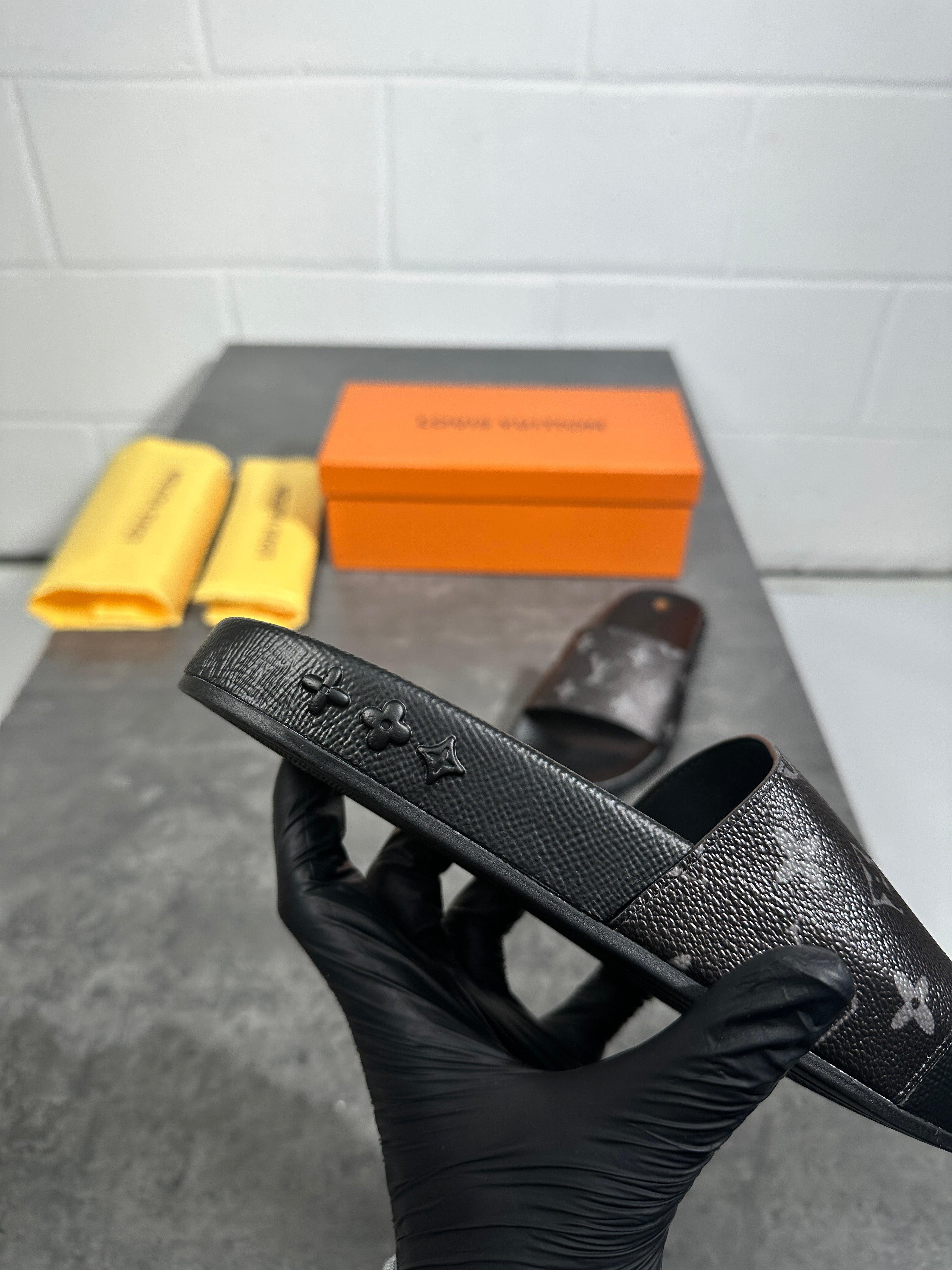 Louis Vuitton- Slides black