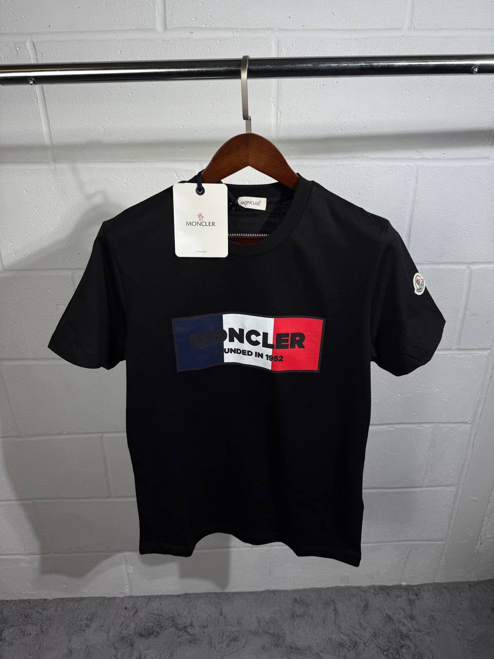 MNCLR FLAG LOGO TEE