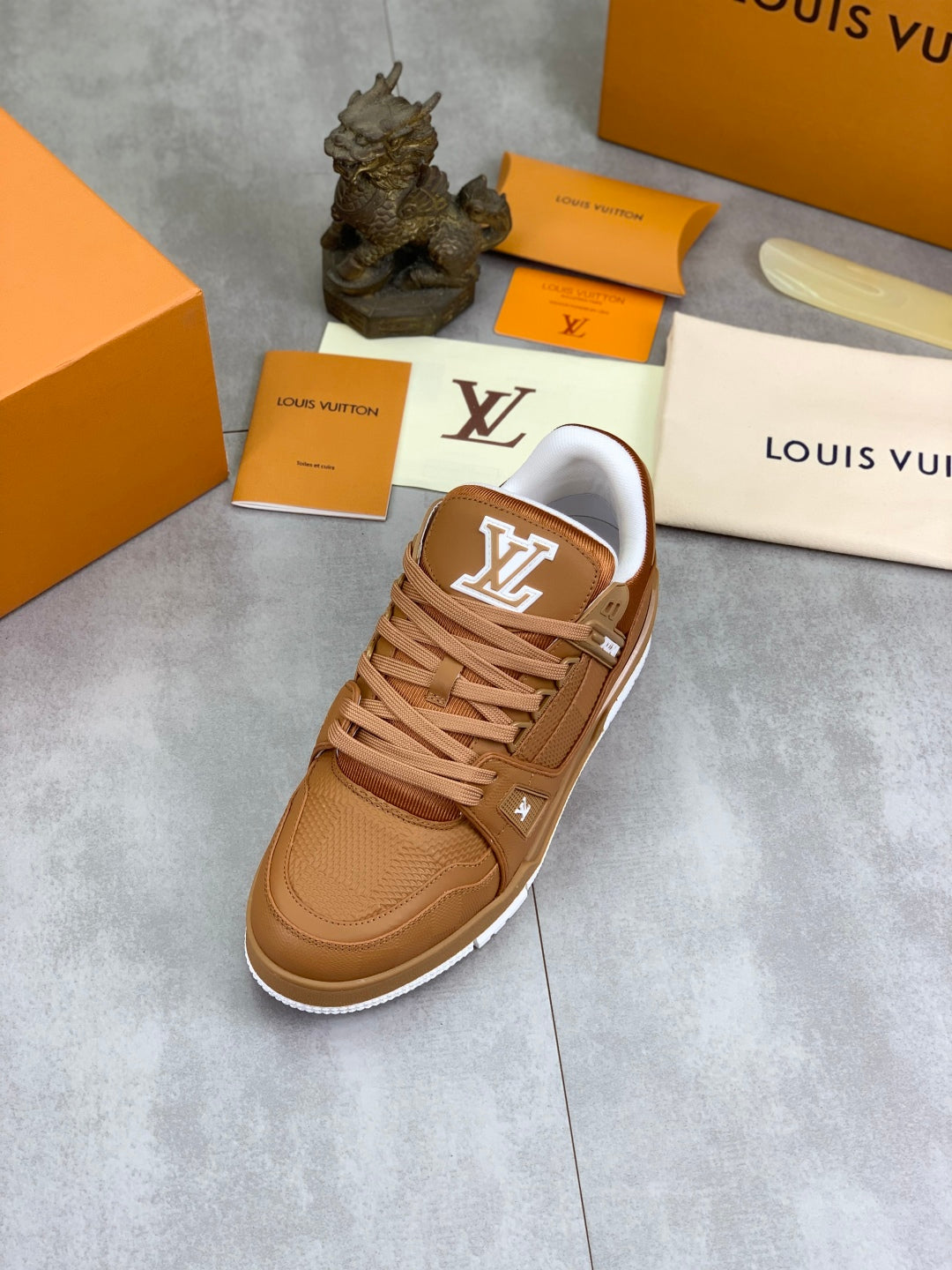 LVE TRAINERS (pre-order)