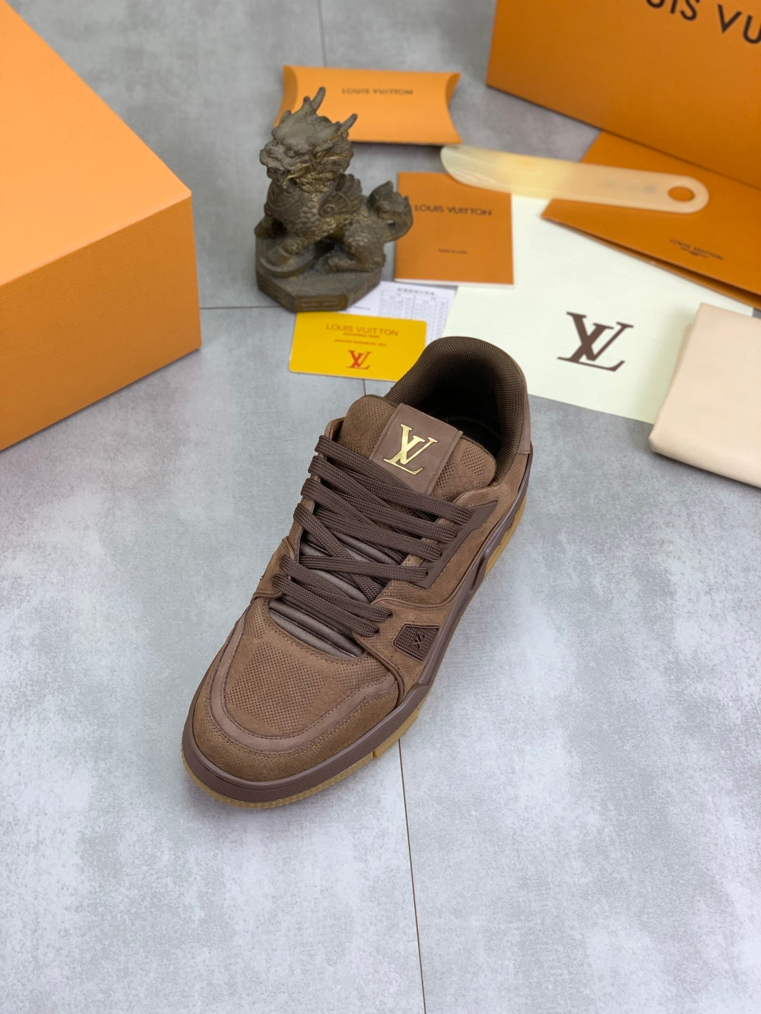 LVE TRAINERS (pre-order)