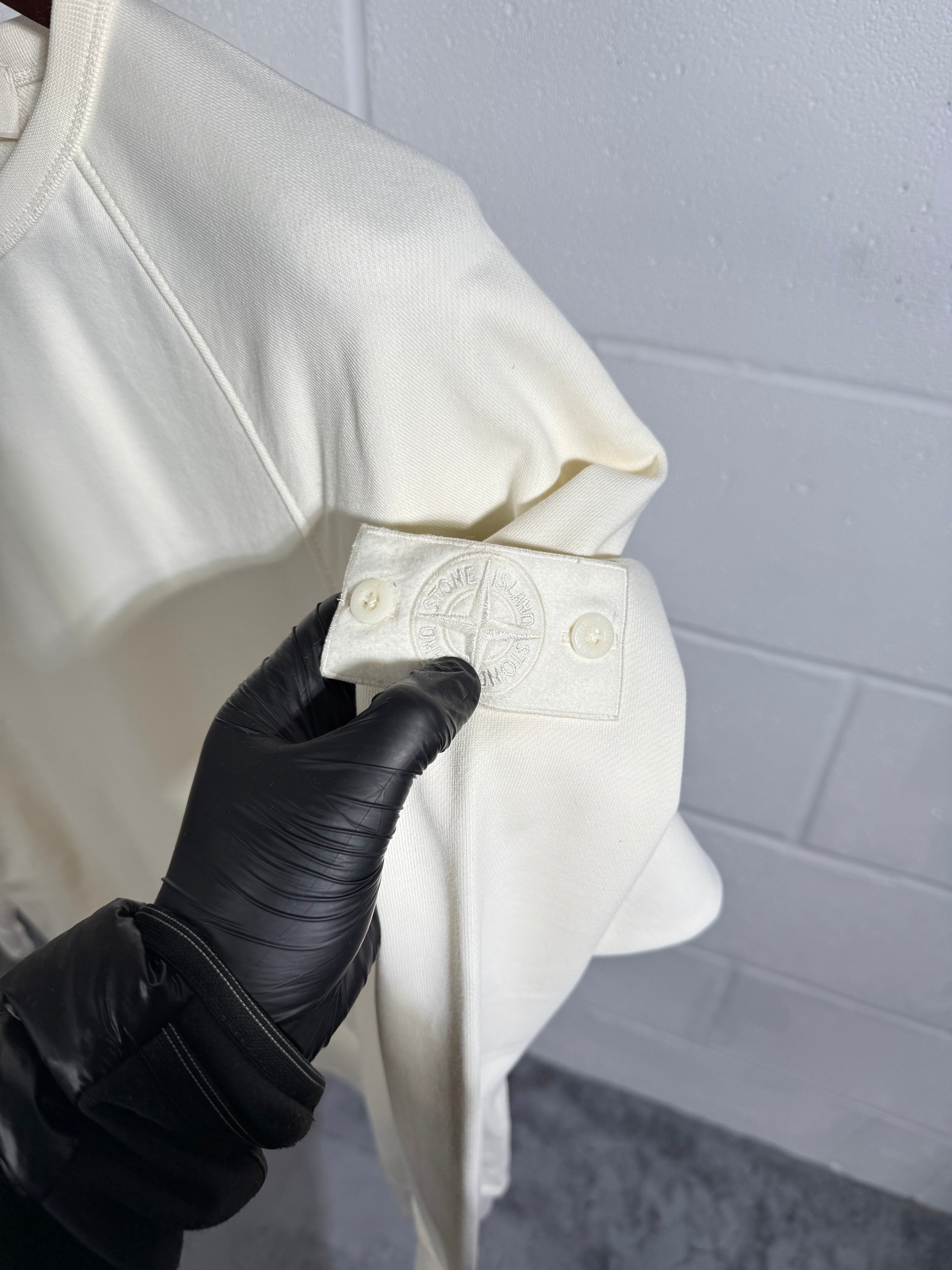 Pull beige avec badge fantôme SI