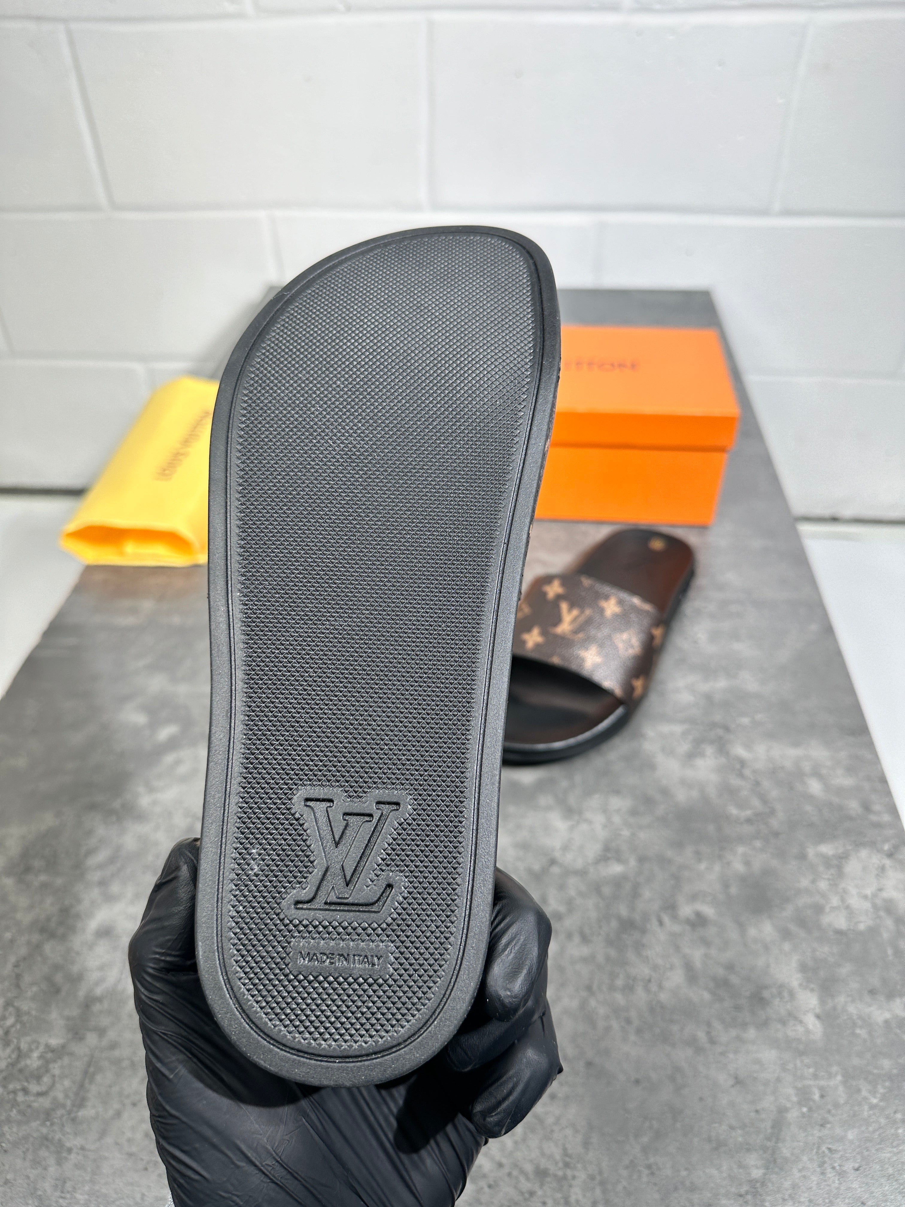 Louis Vuitton- Slides black