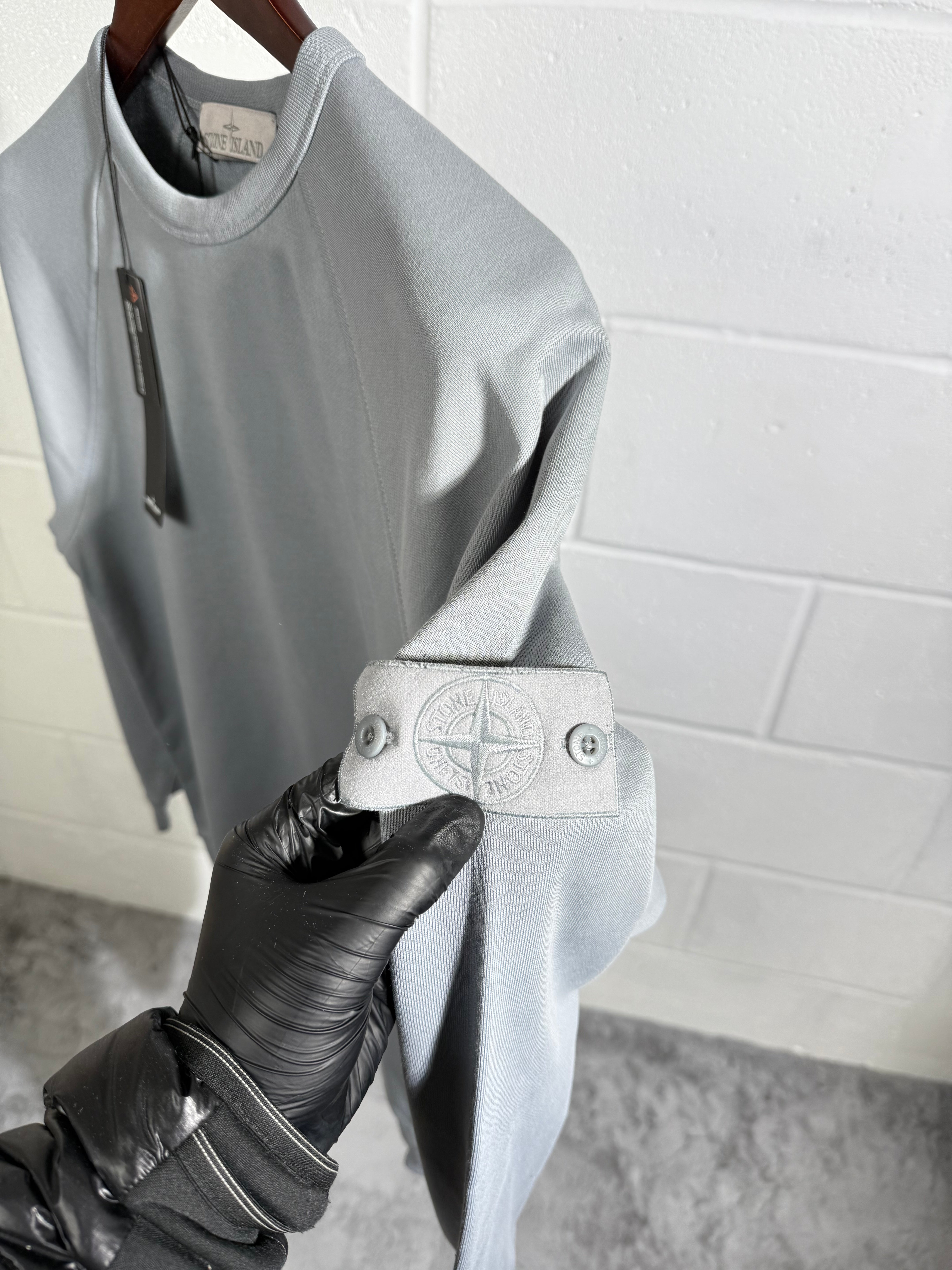 Pull gris avec badge fantôme SI