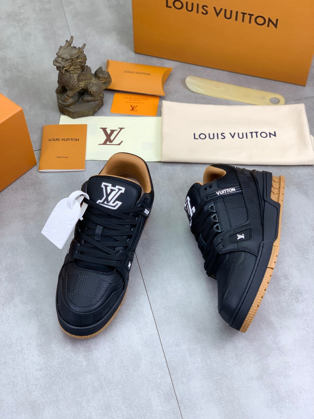 LVE TRAINERS (pre-order)