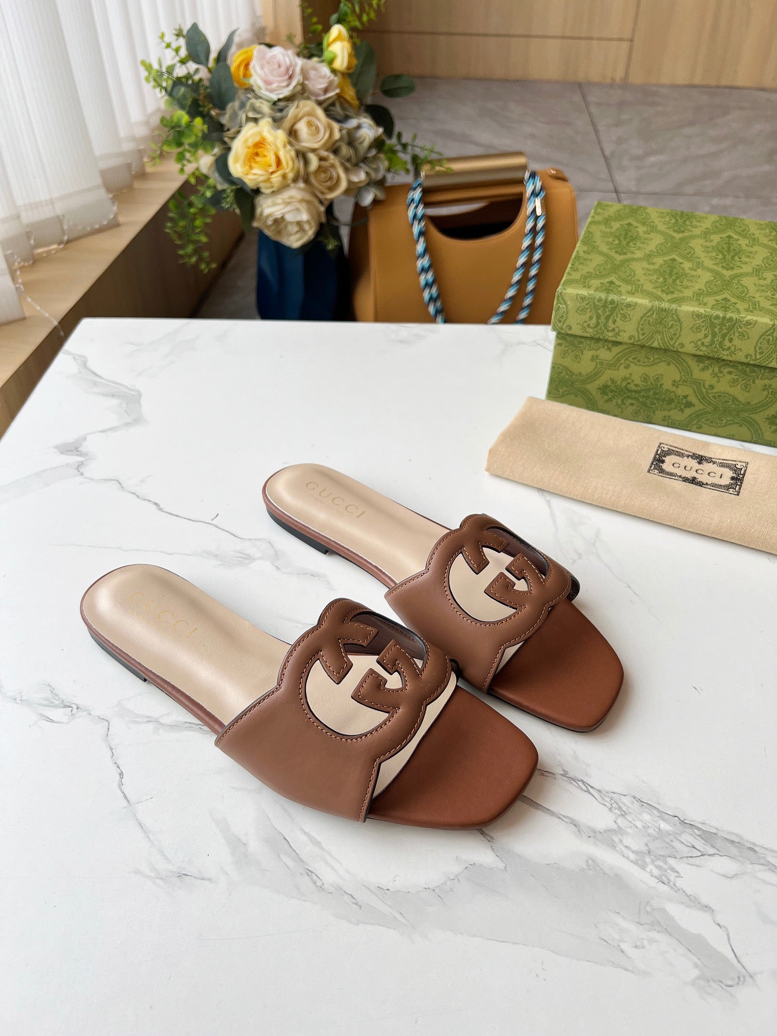 UCCI SLIDERS WOMEN (pre-order)