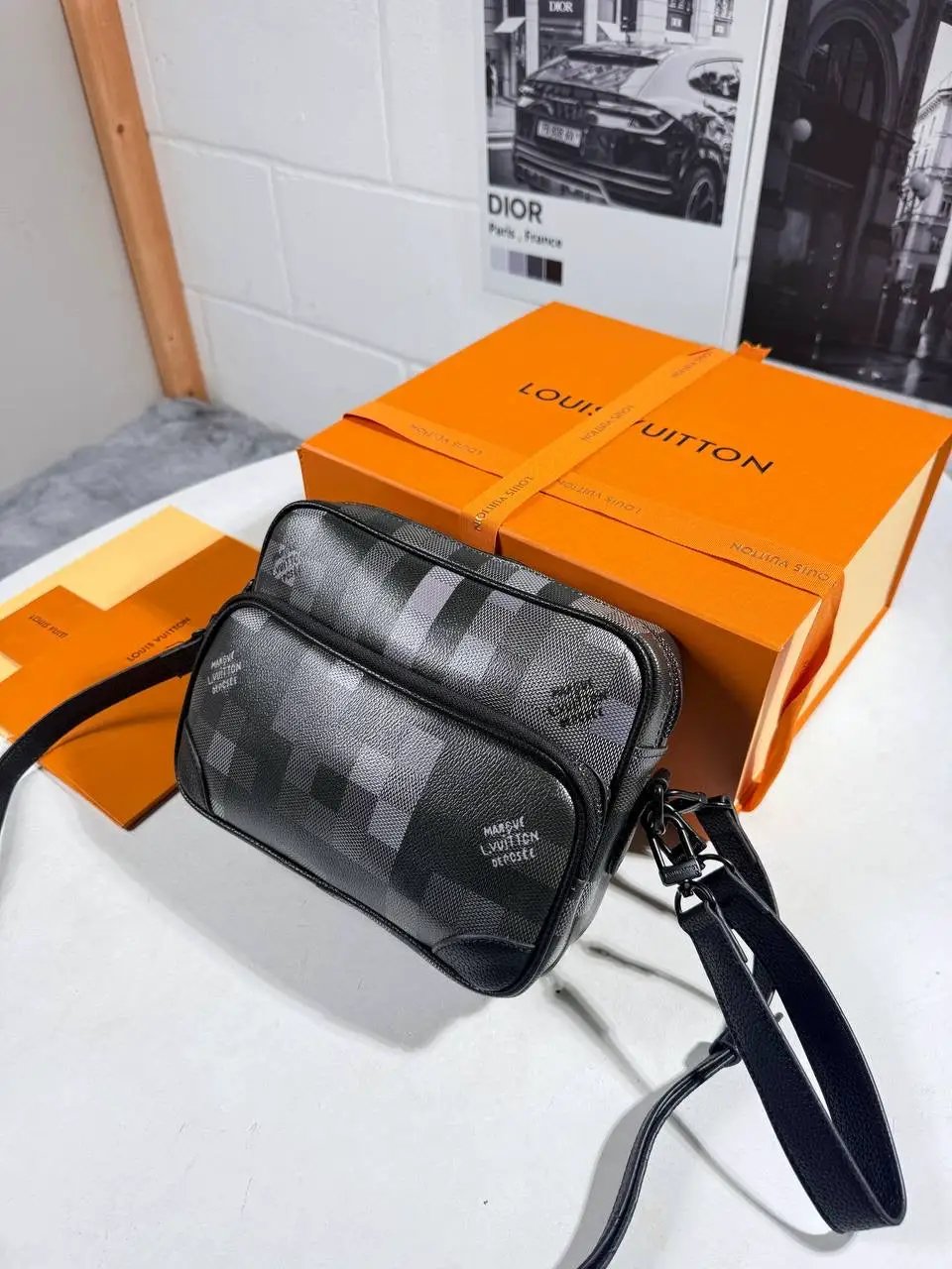 LVE DAMIER MESSENGER BAG