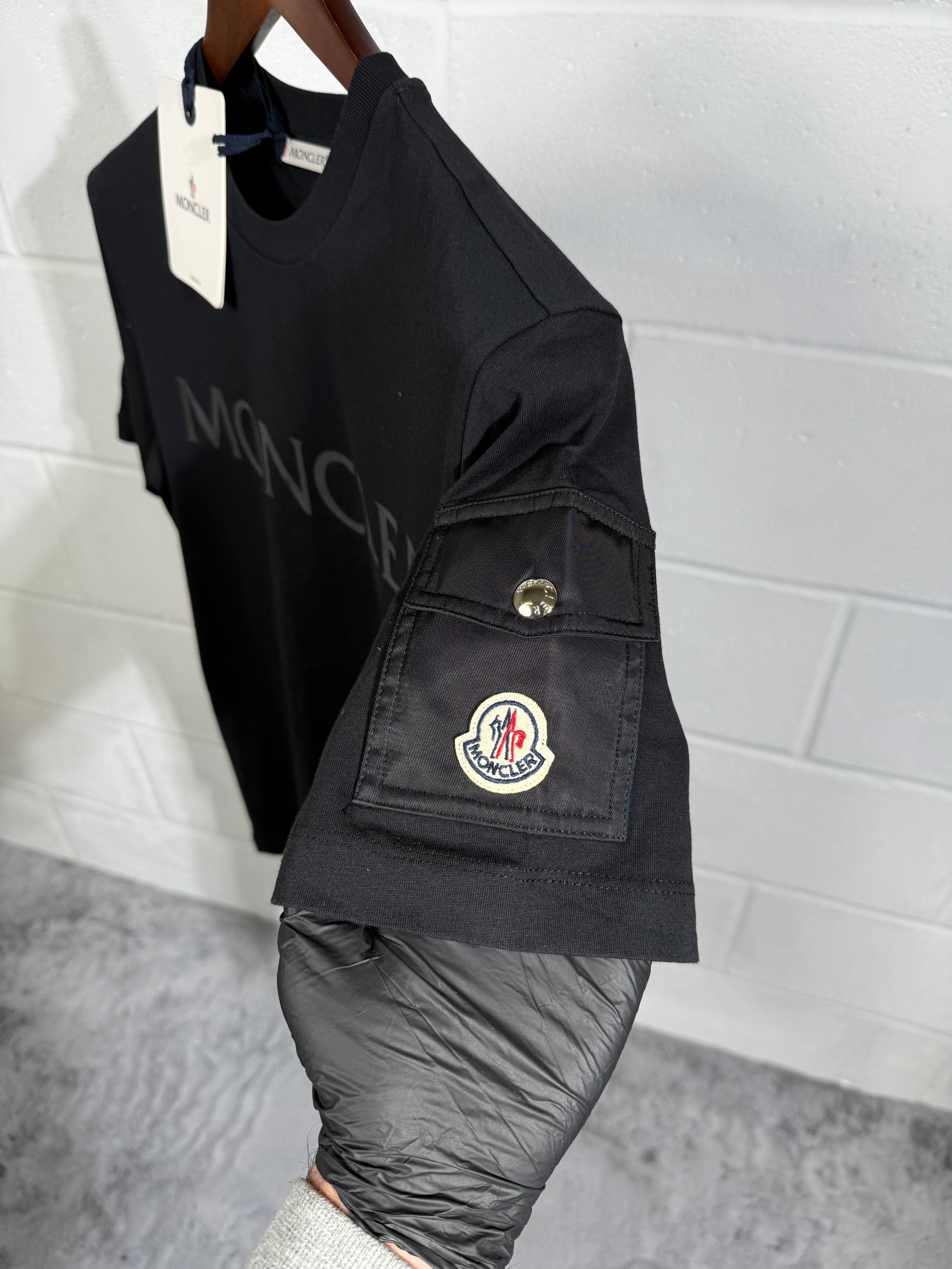 MNCLR POCKET LOGO TEE BLACK