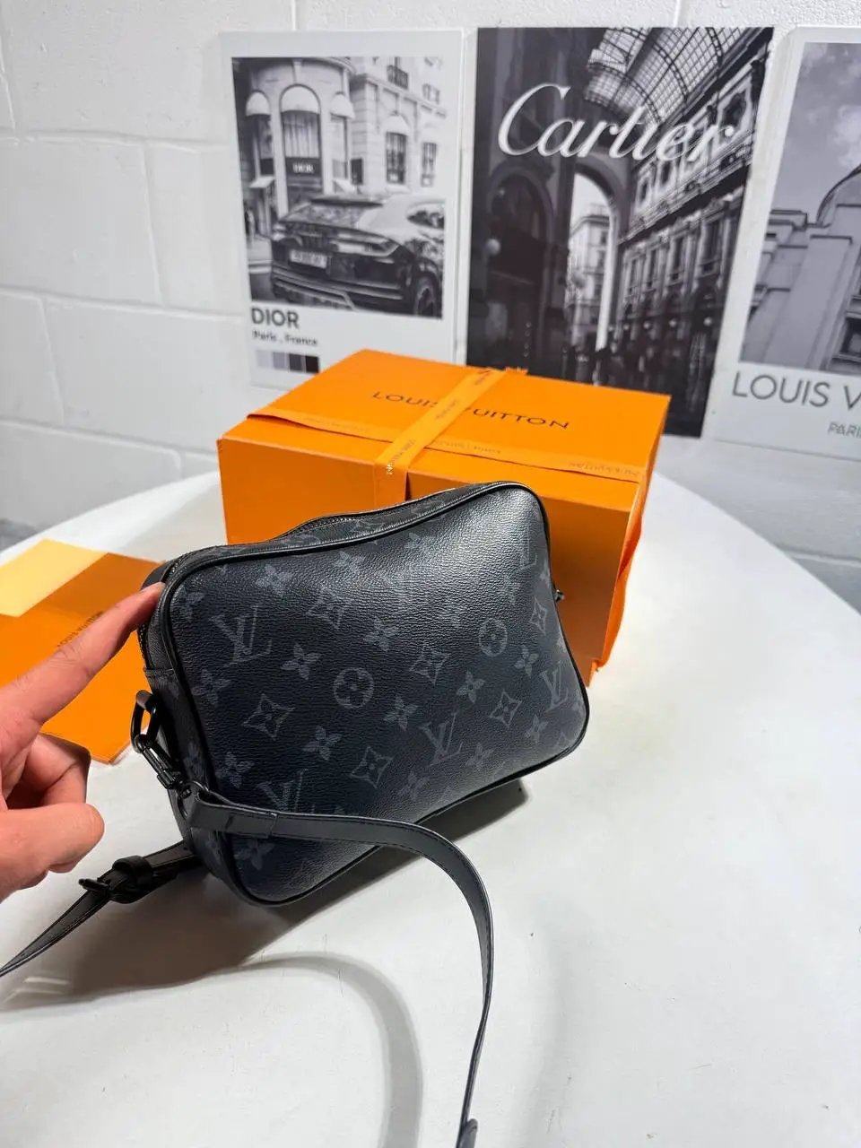 LVE BLACK MONOGRAM MESSENGER BAG