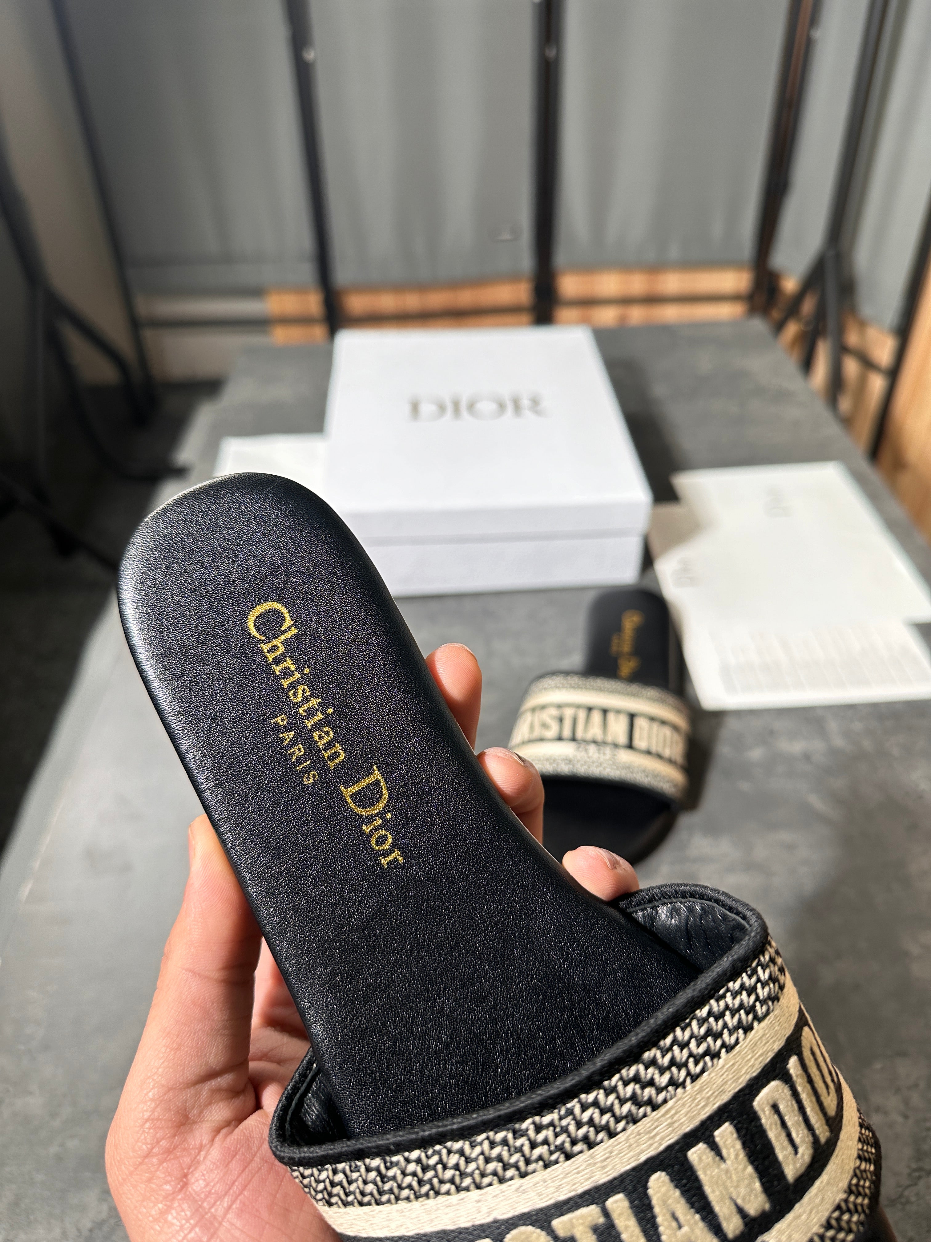 ChriS IOR - slides black