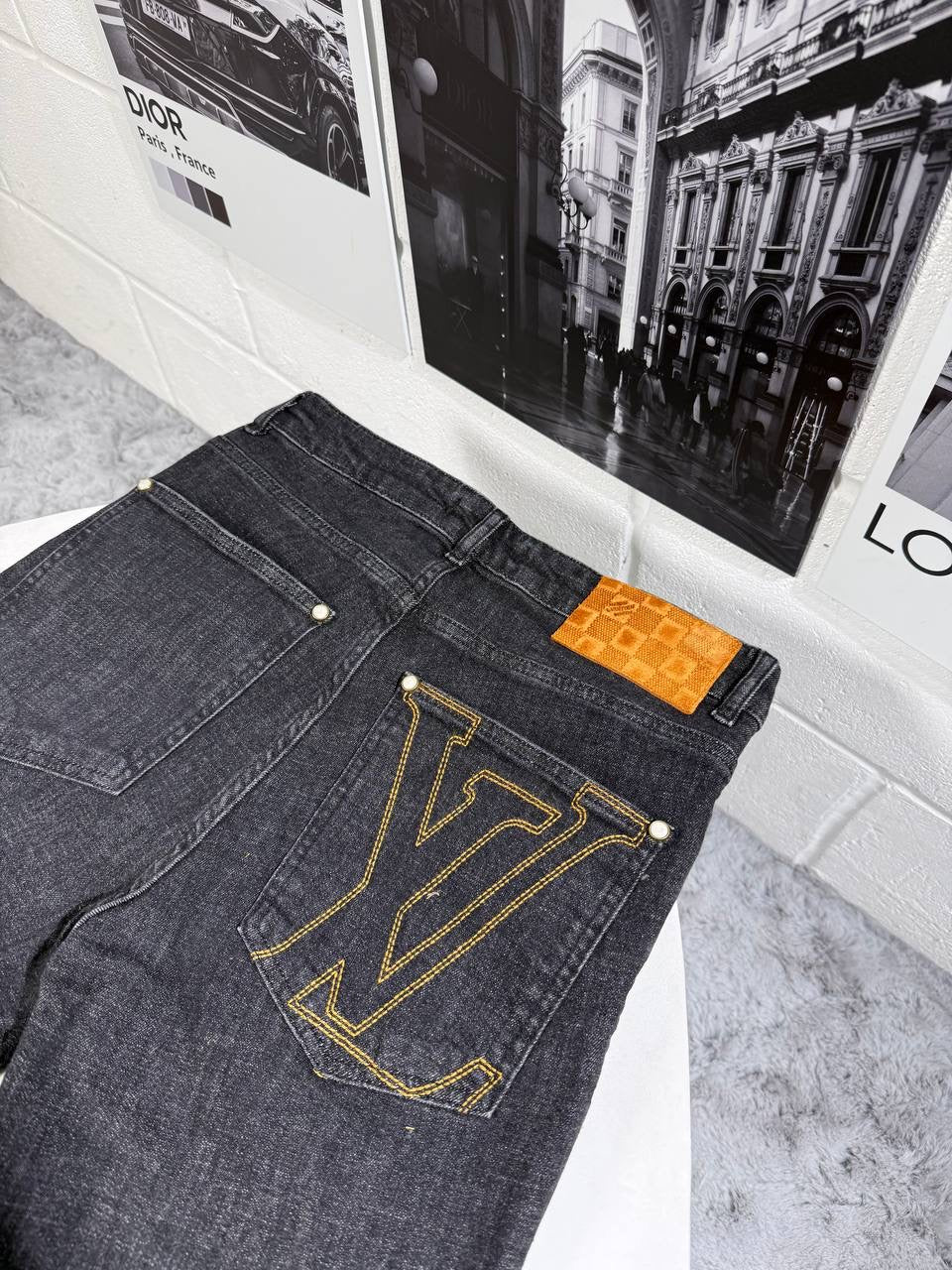 LVE EMBROIDERED LOGO JEAN