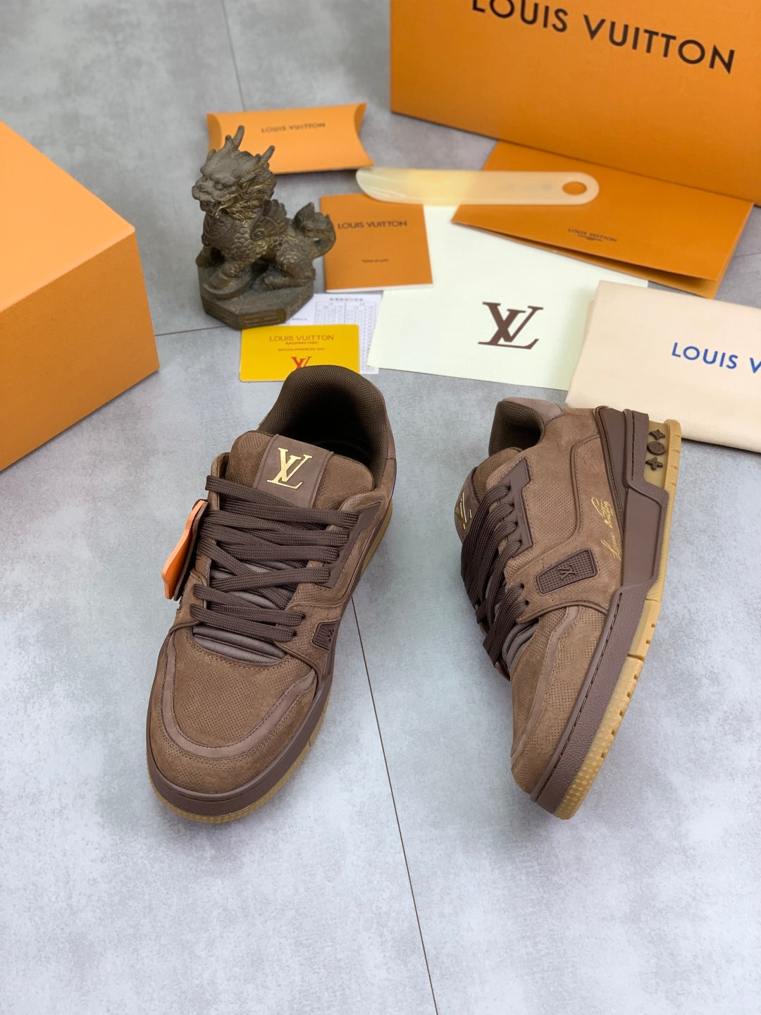 LVE TRAINERS (pre-order)